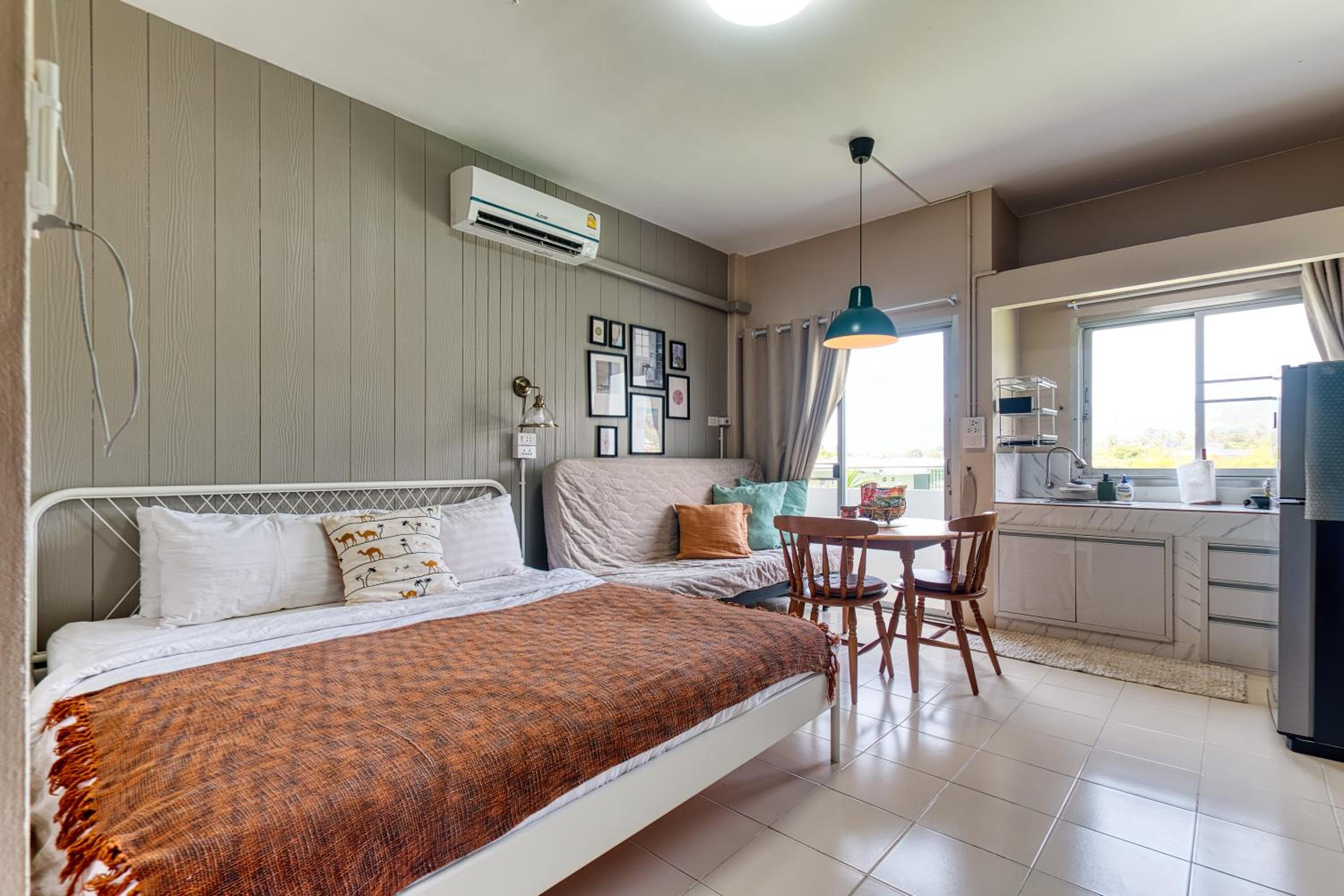 King Studio with Sofa Bed