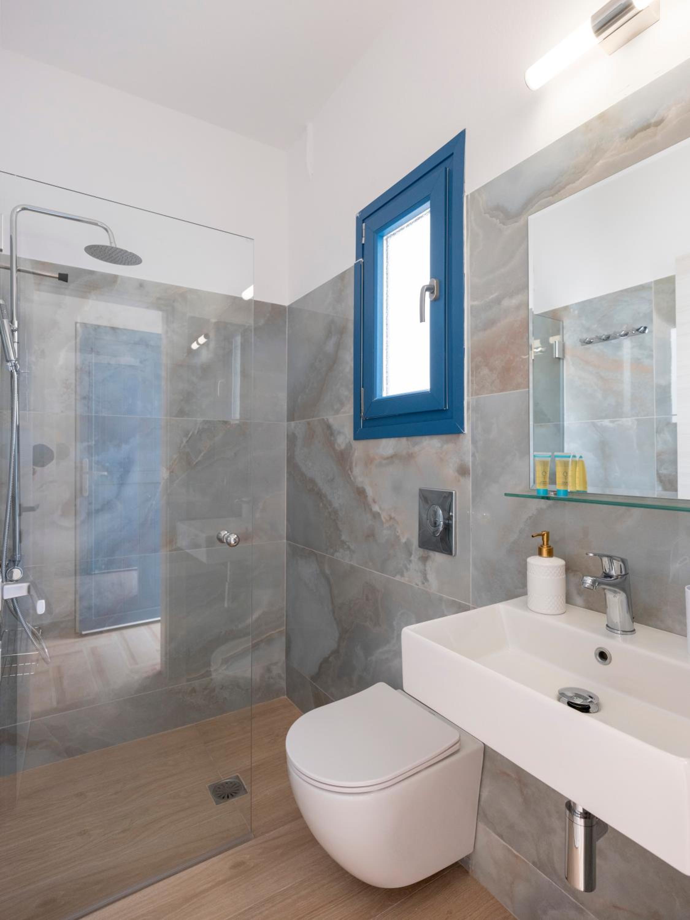 Quadruple Room - Photo 15