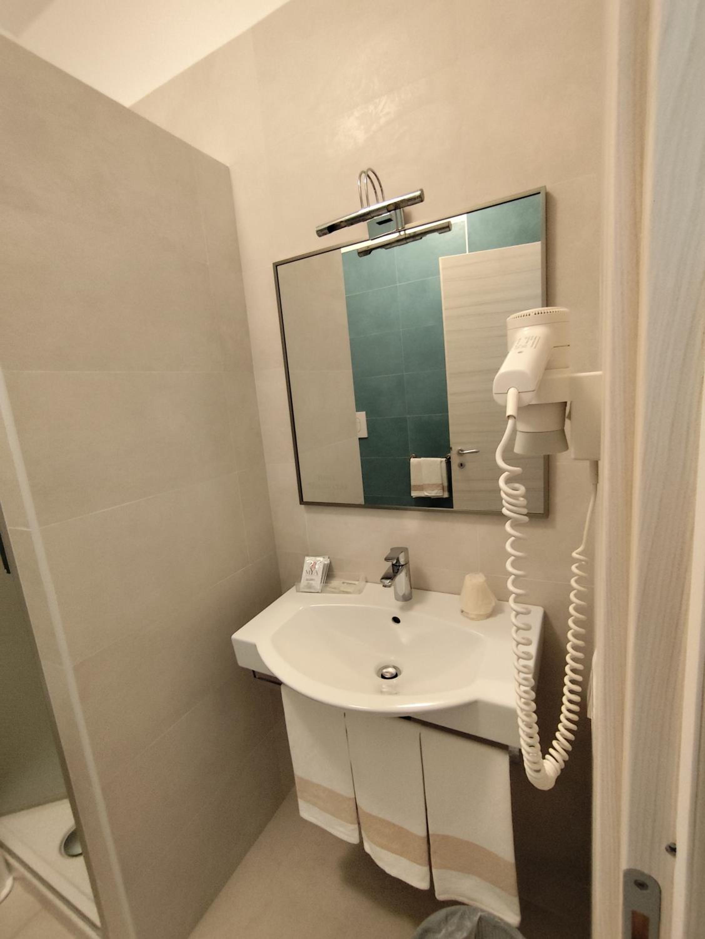 Double Room - Photo 7
