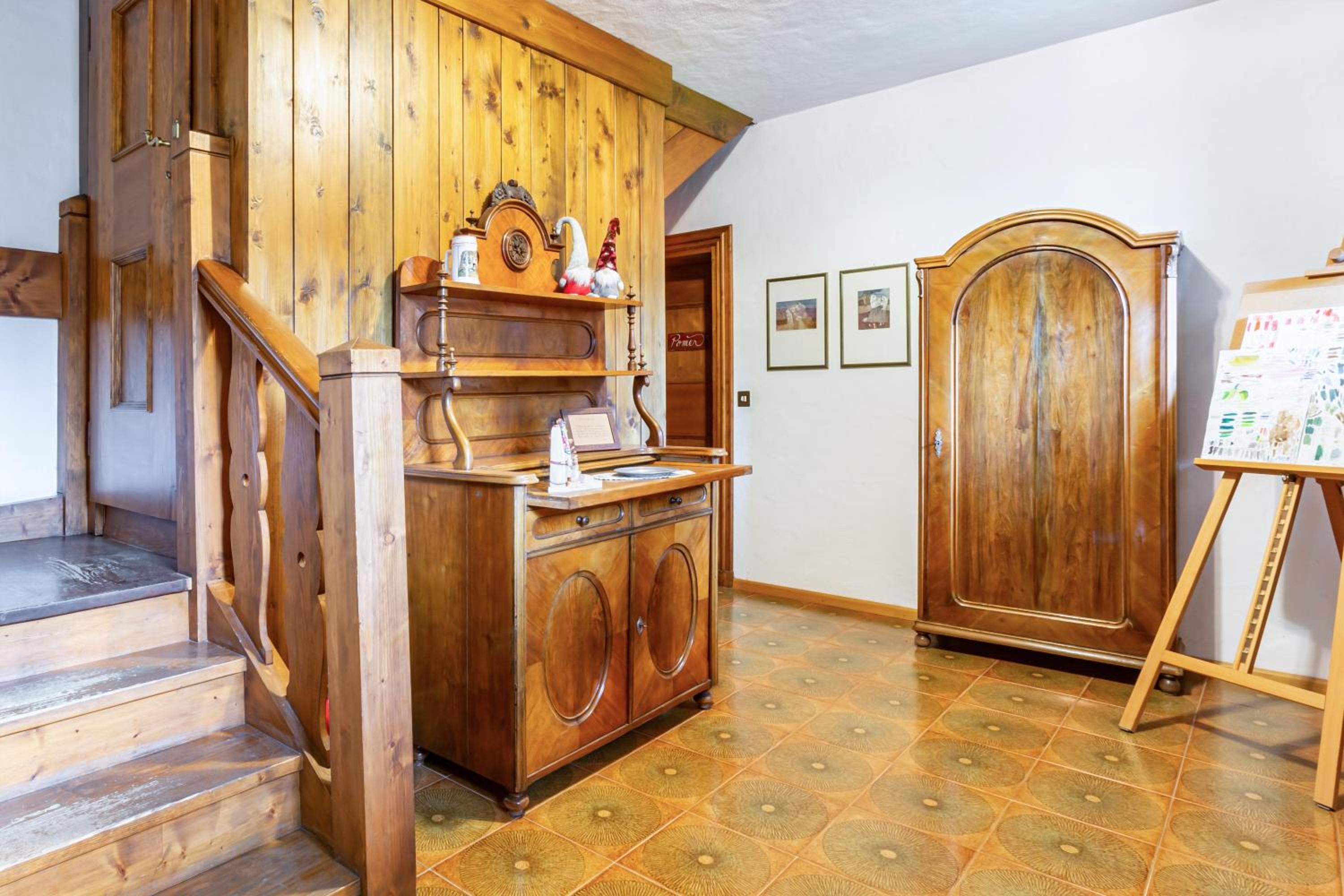 Six-Bedroom House photo 1