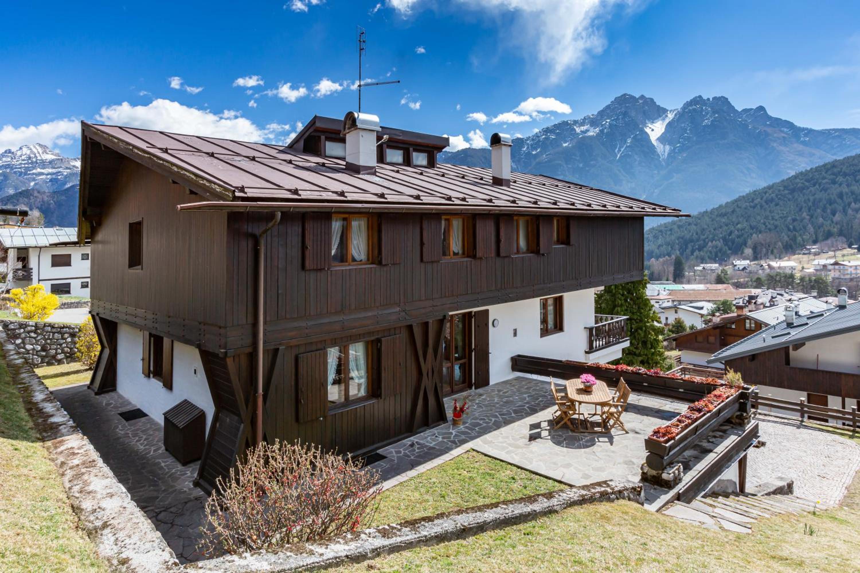 Six-Bedroom House photo 2