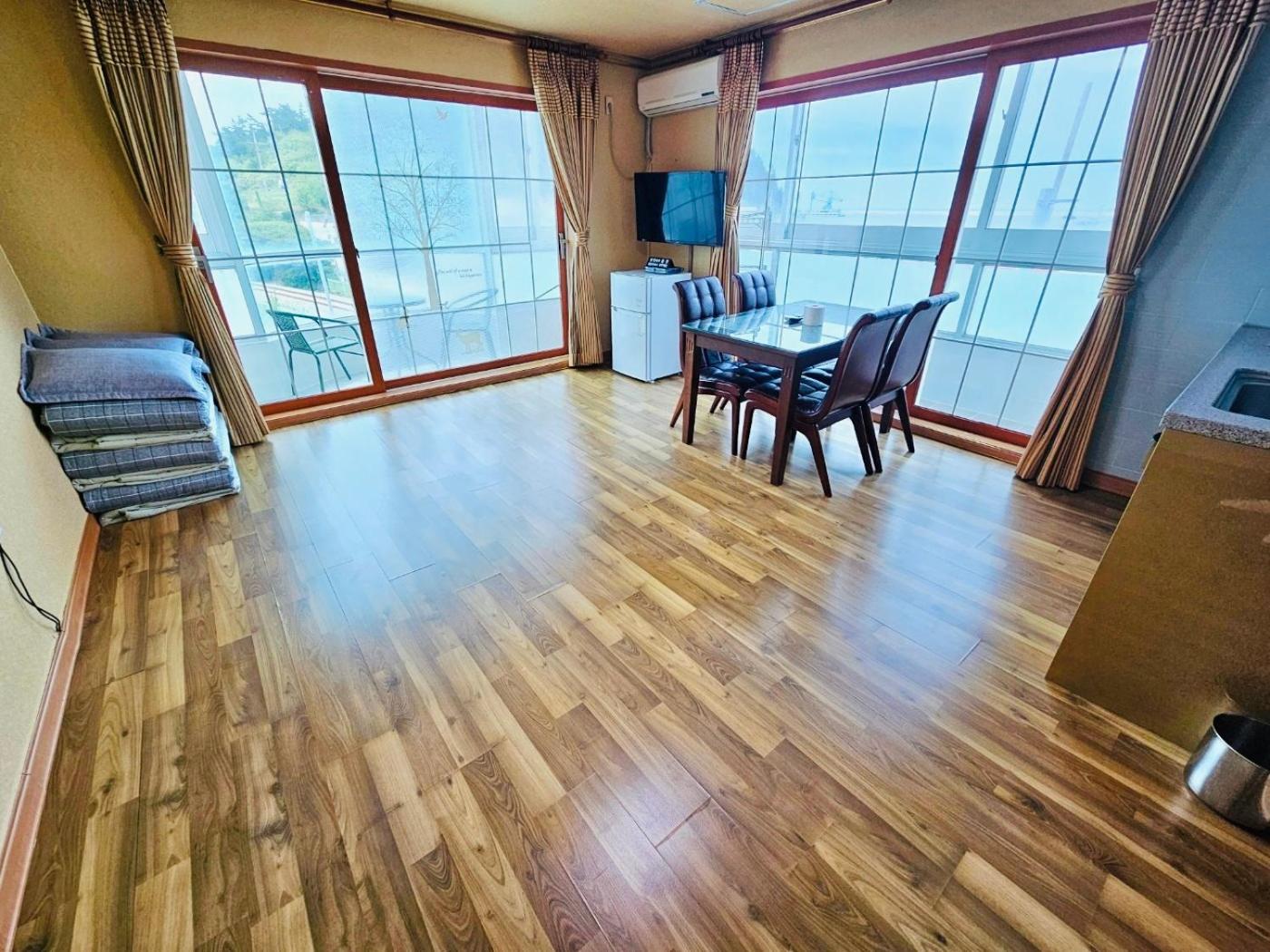 Korean-Style Family Room photo 1