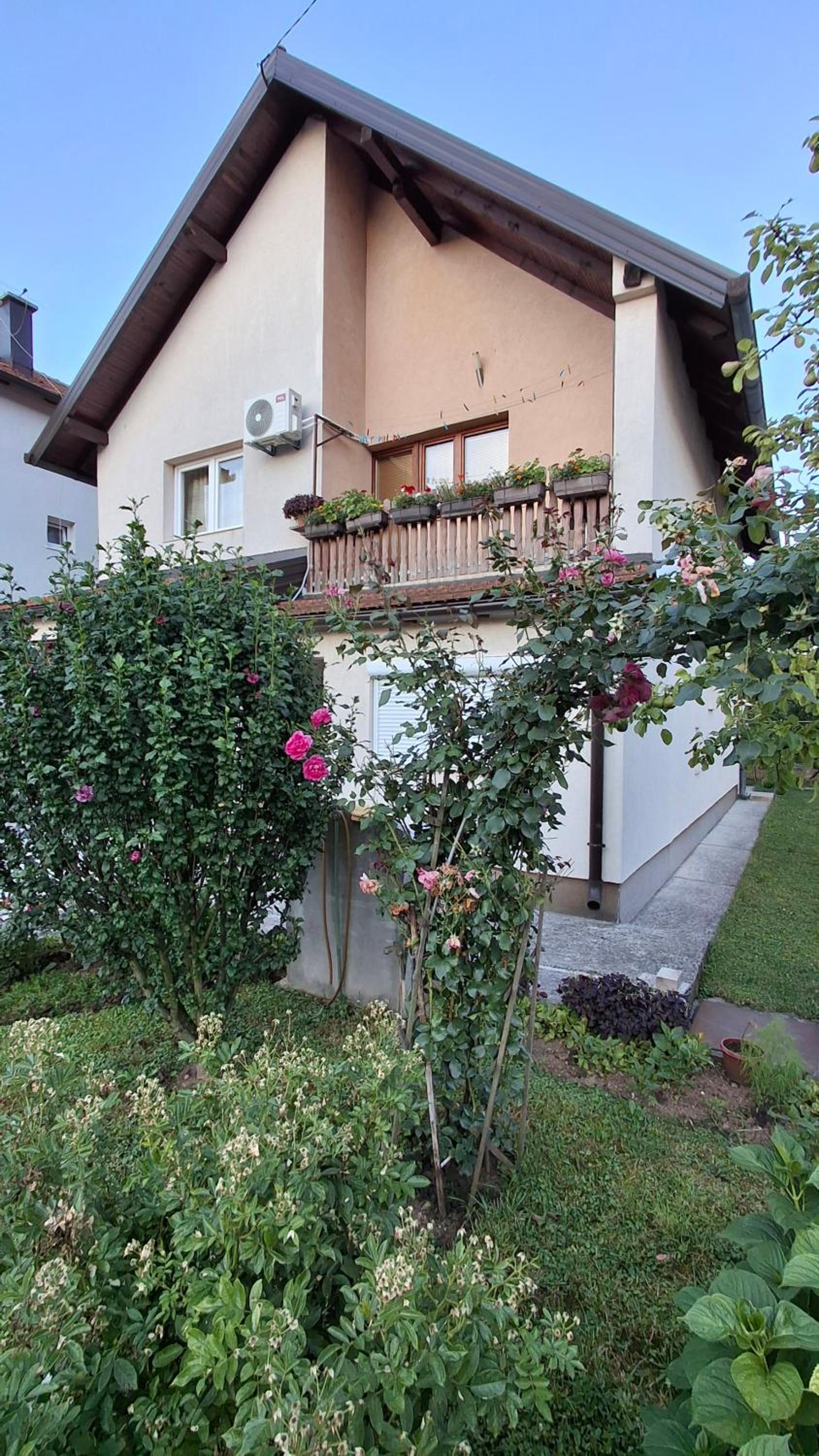 Three-Bedroom House photo 2