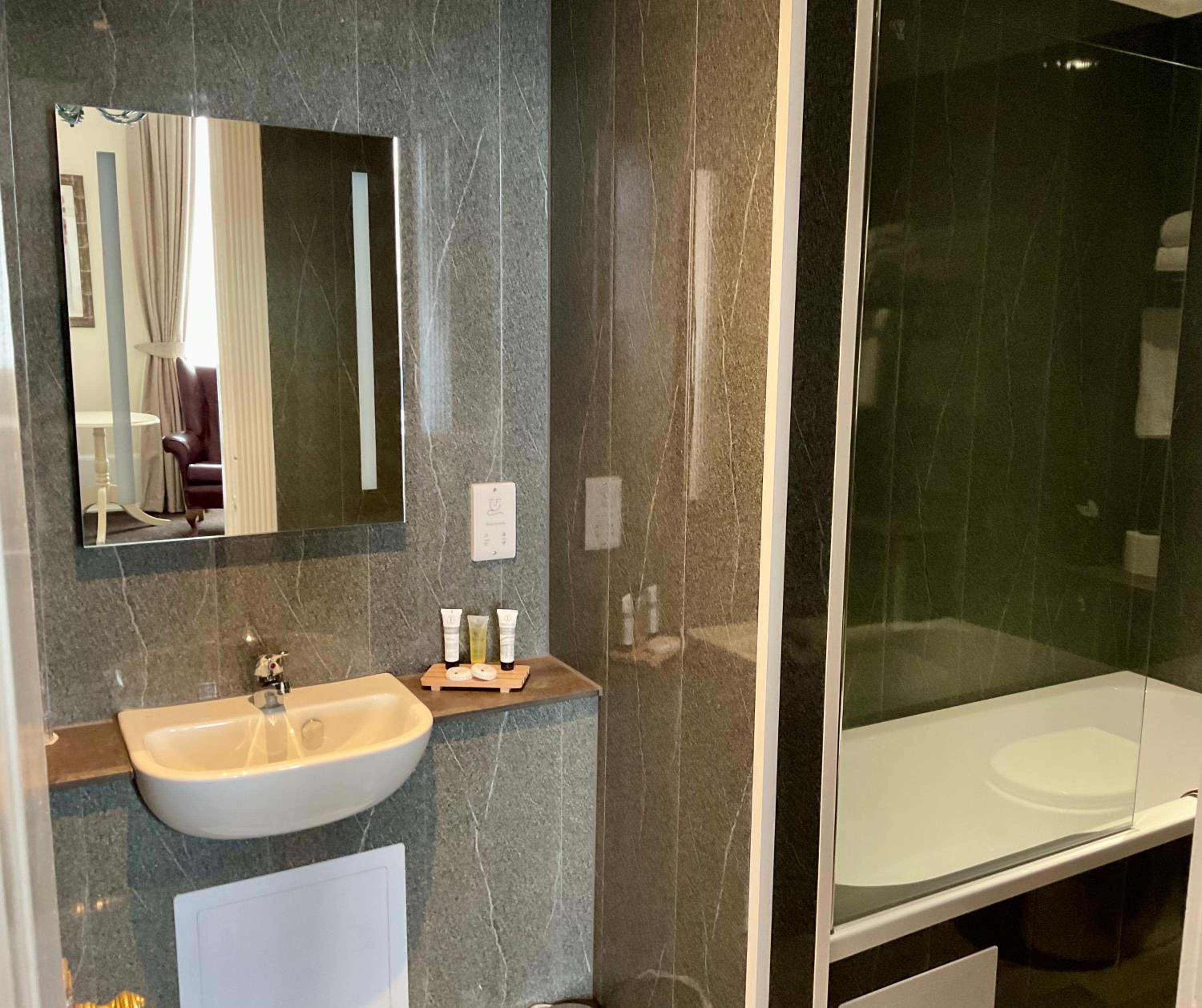 Double Room - Photo 8