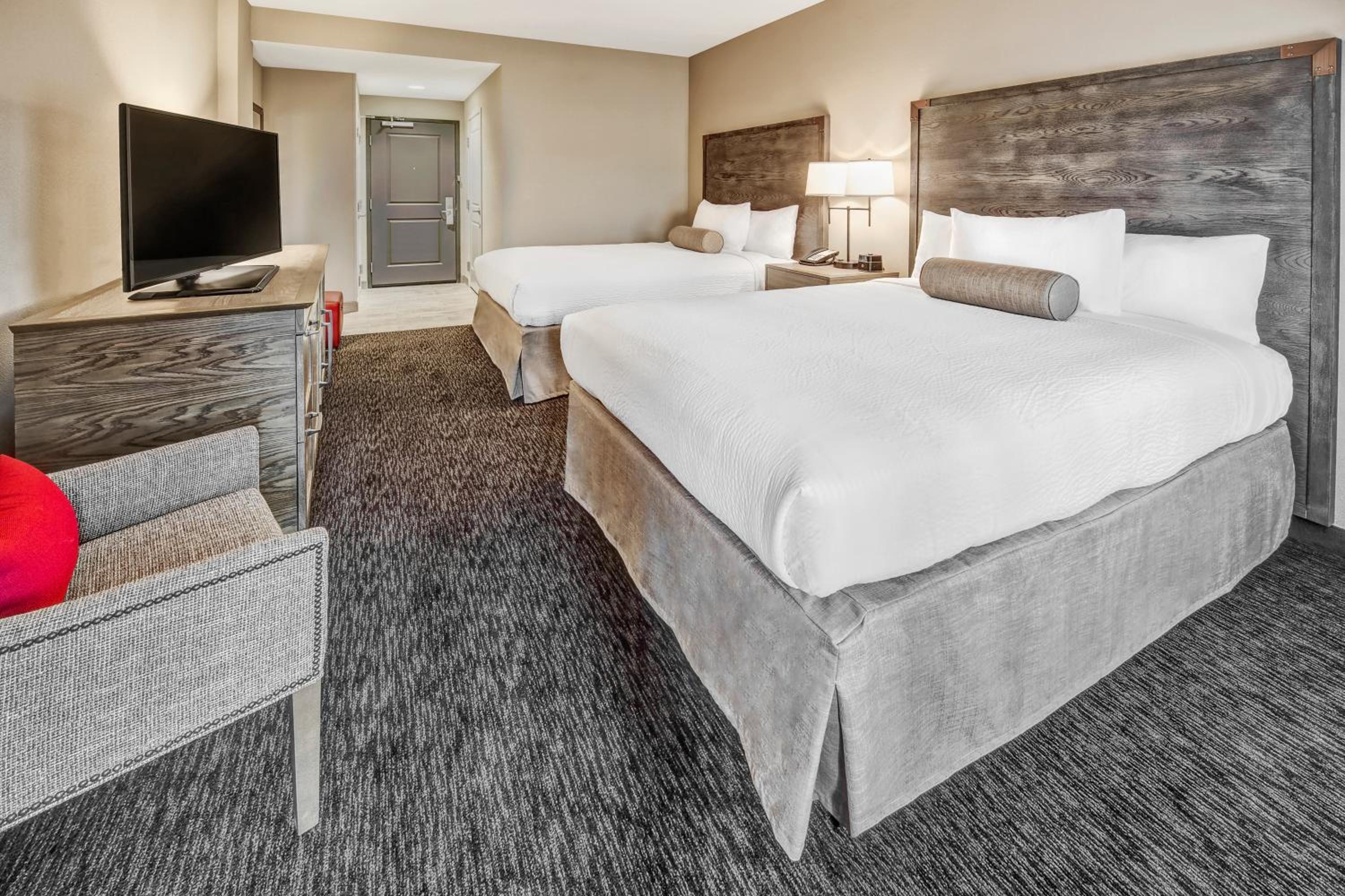 Queen Room with Two Queen Beds photo 2