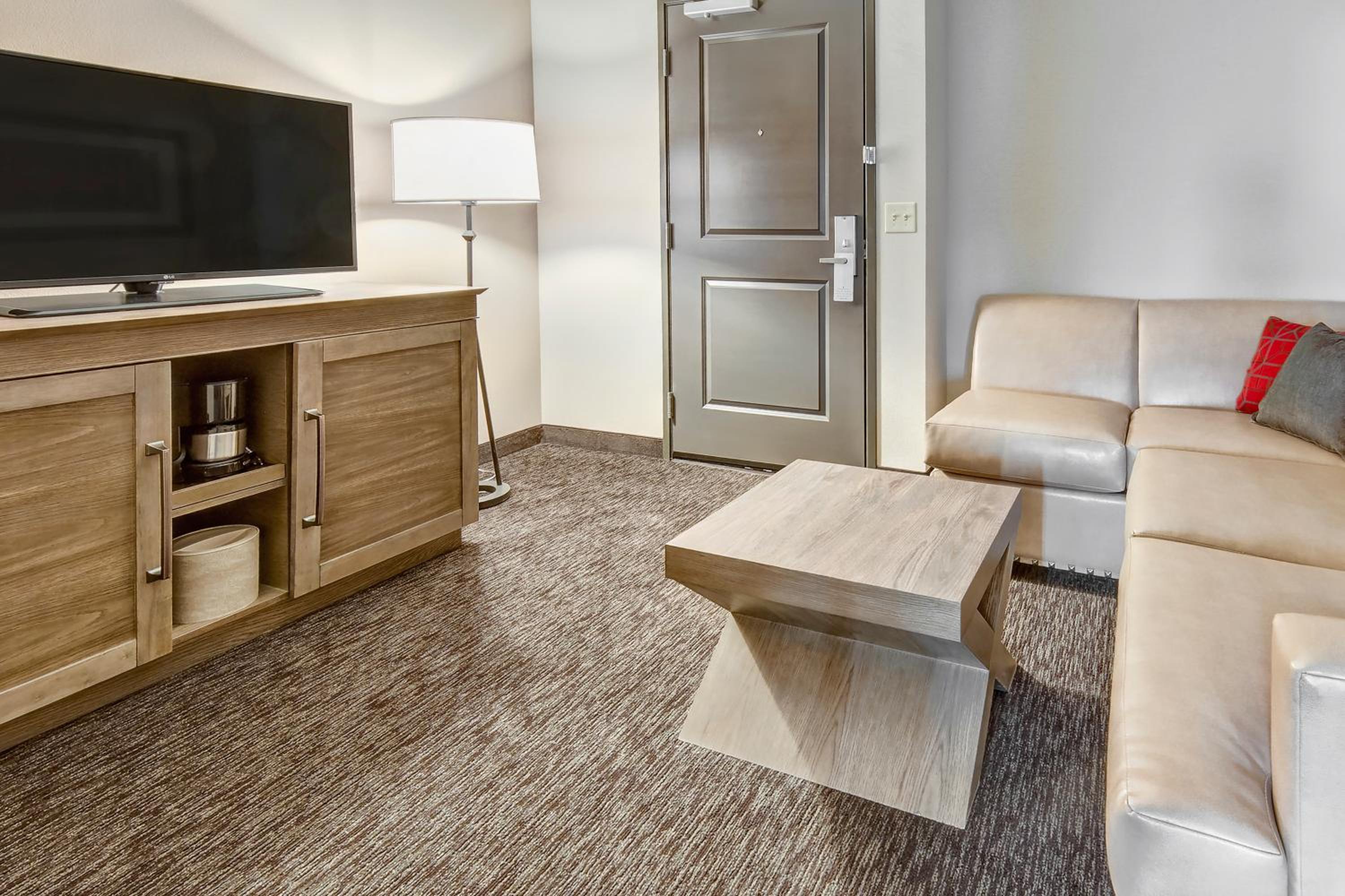 Two-Bedroom Suite with Four Queen Beds photo 3