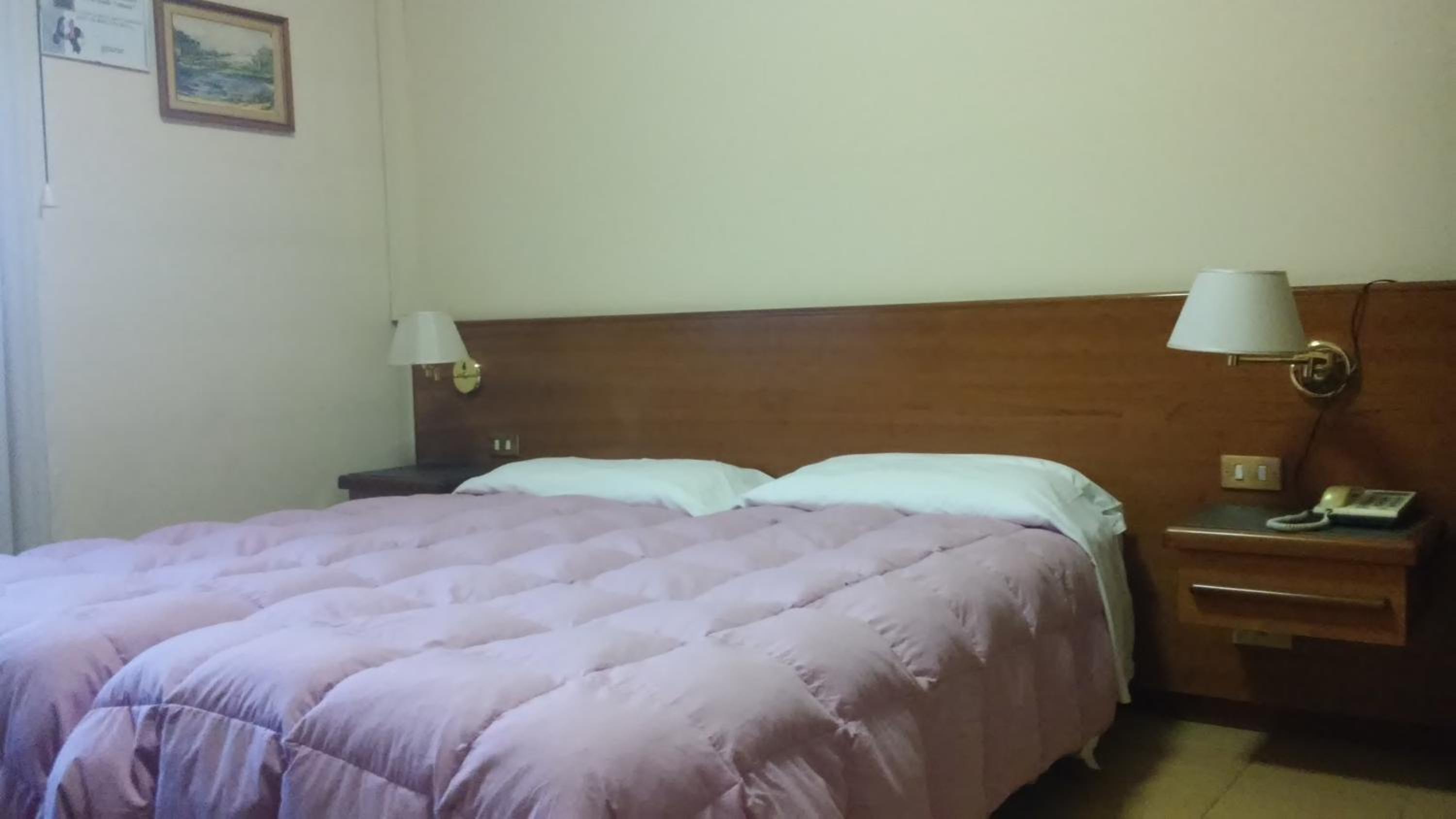 Twin Room with Private Bathroom photo 2