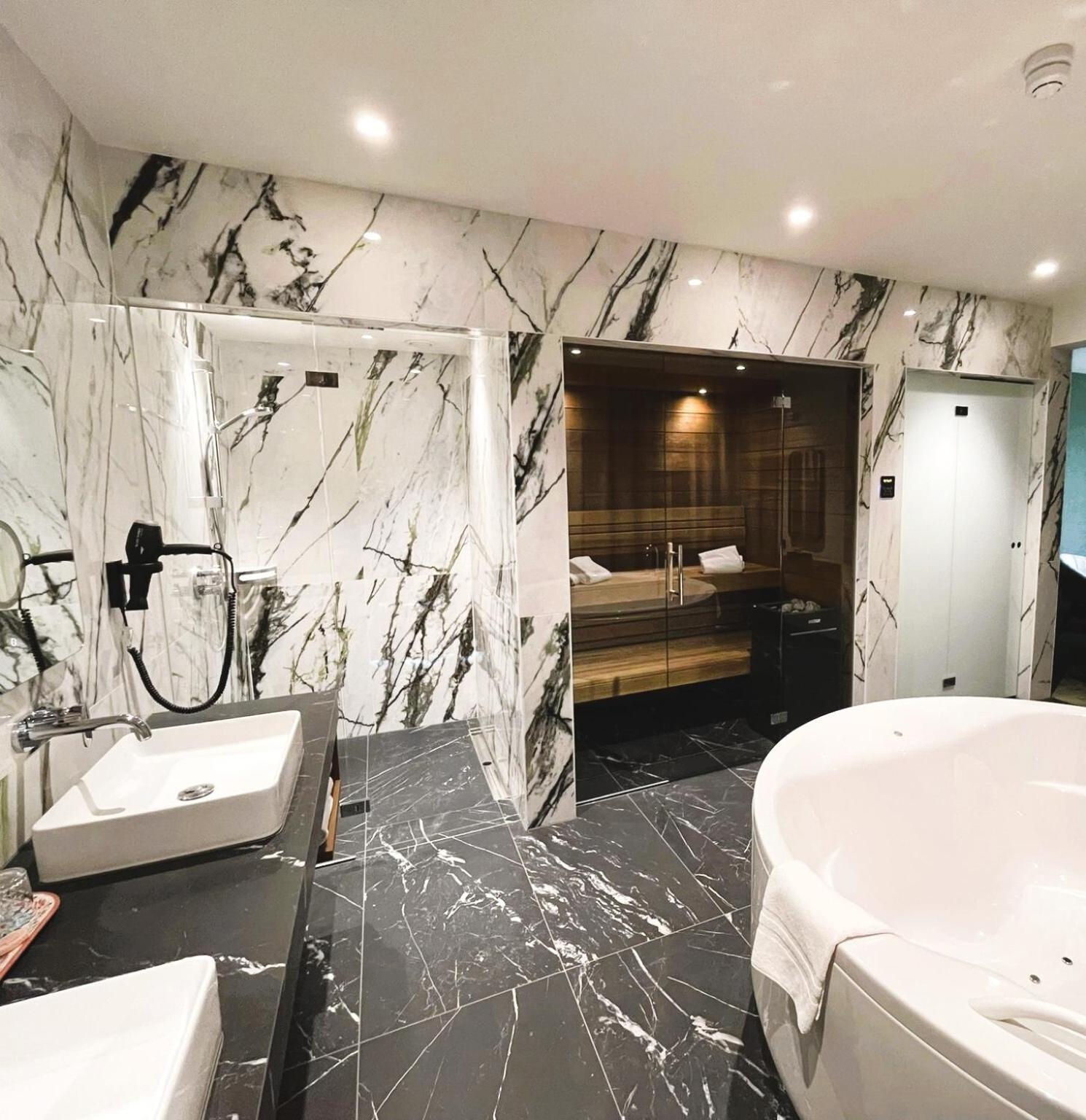 Suite with Hot Tub photo 2
