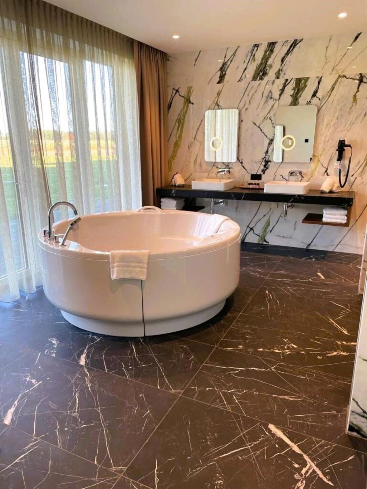 Suite with Hot Tub photo 3