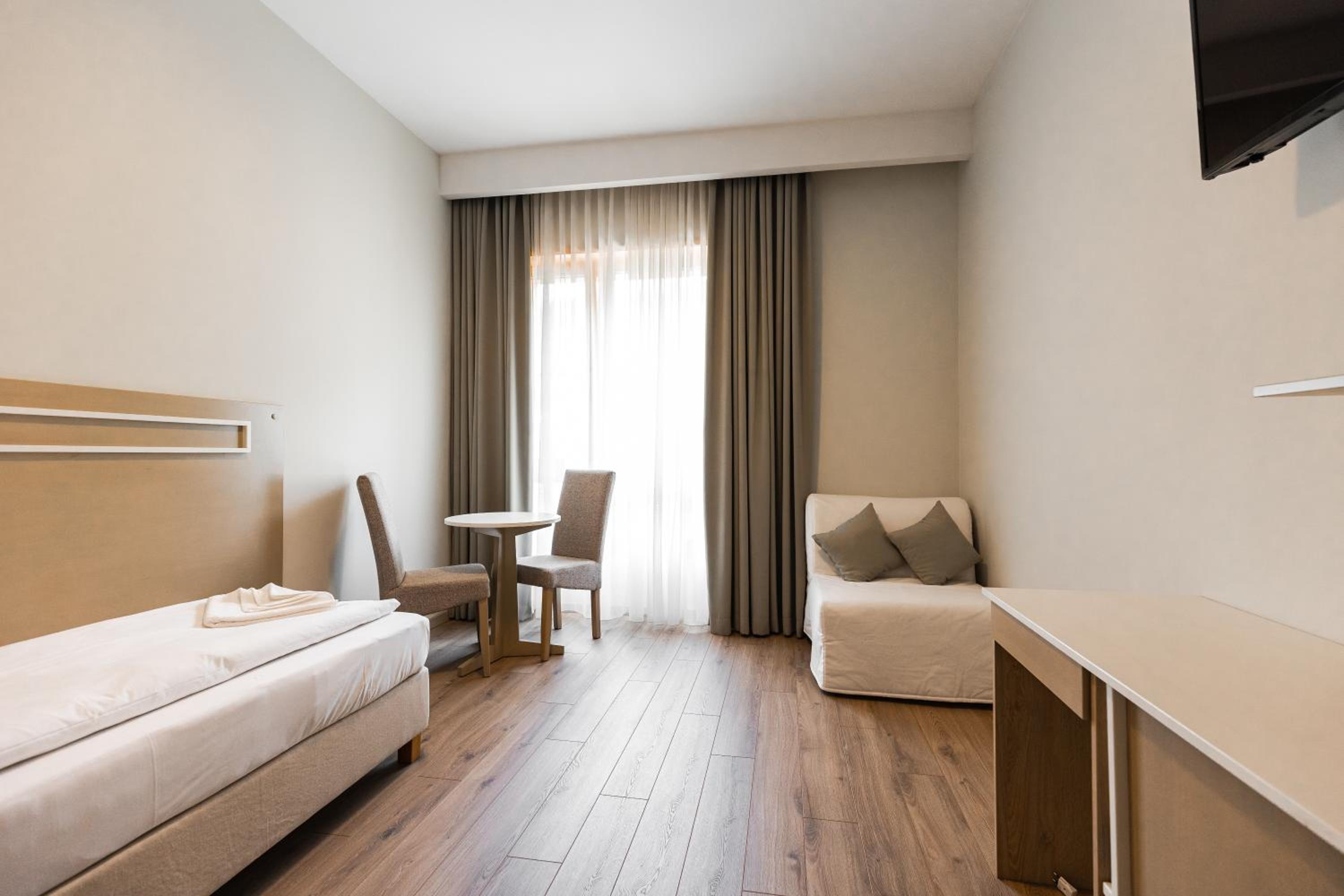 Single Room with Private Bathroom photo 2