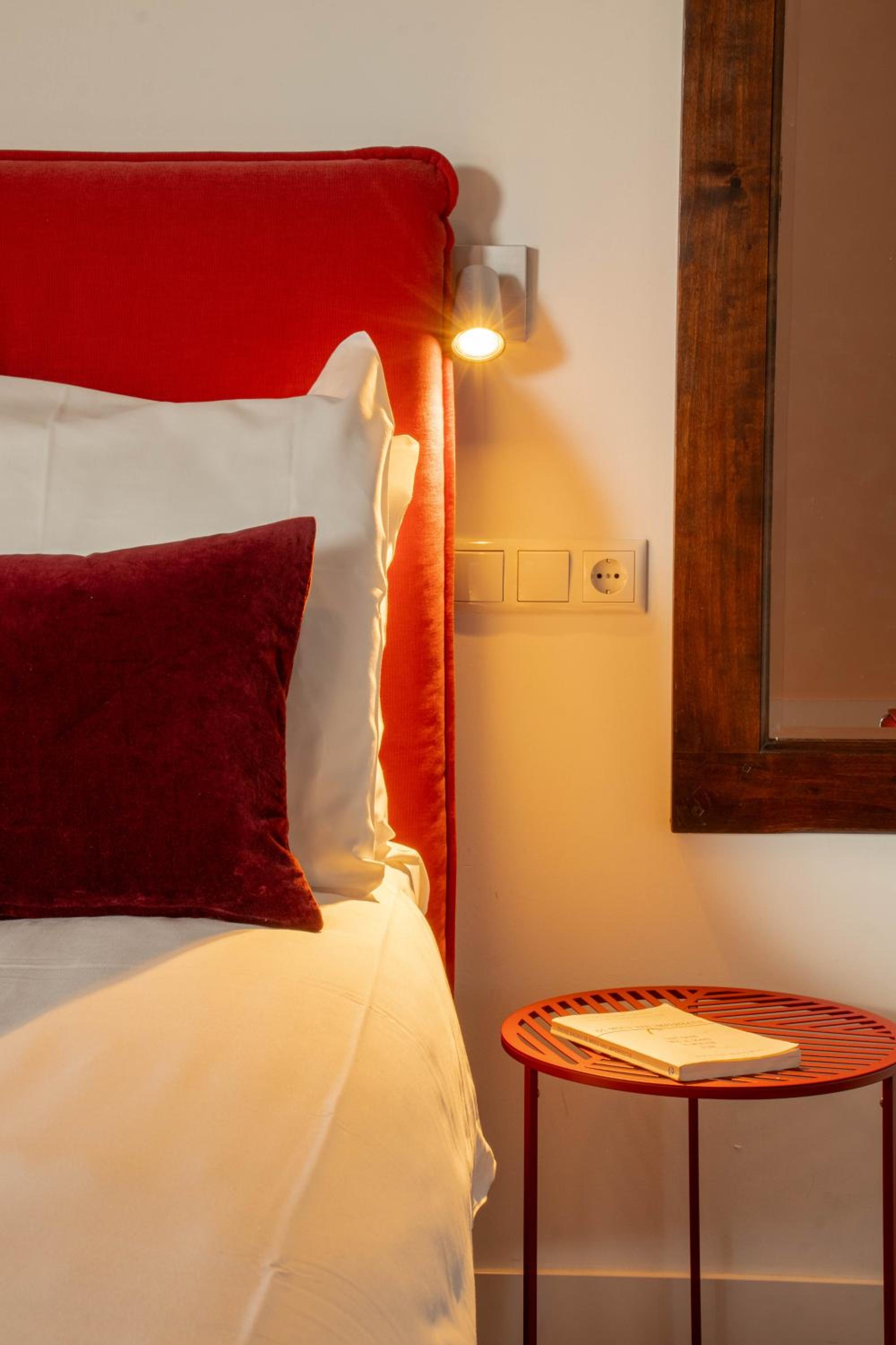 Deluxe Double Room with Balcony - Photo 8