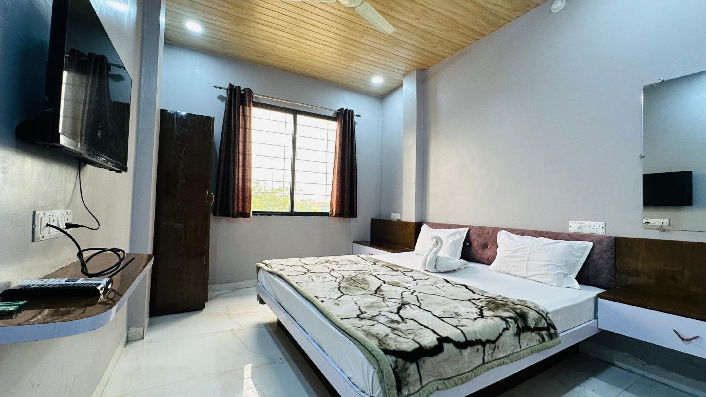 Deluxe Double Room (2 Adults + 1 Child) photo 1