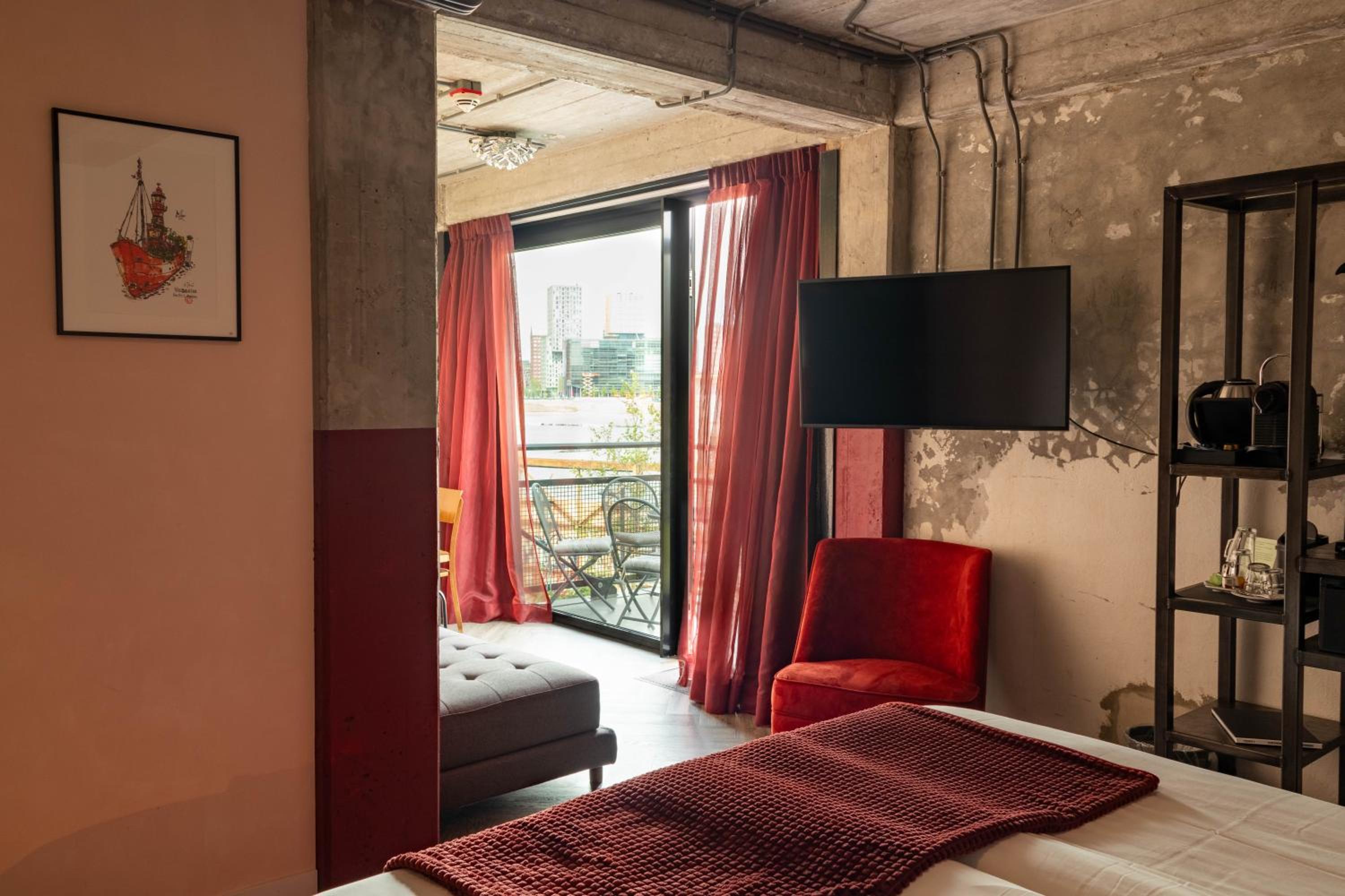 Deluxe Double Room with Balcony - Photo 3