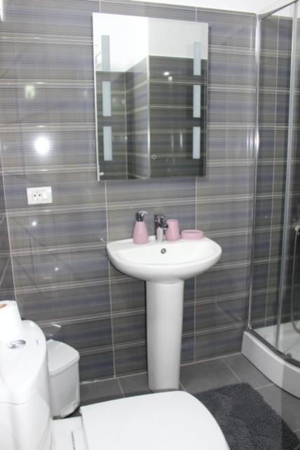 Twin Room with Private Bathroom photo 2