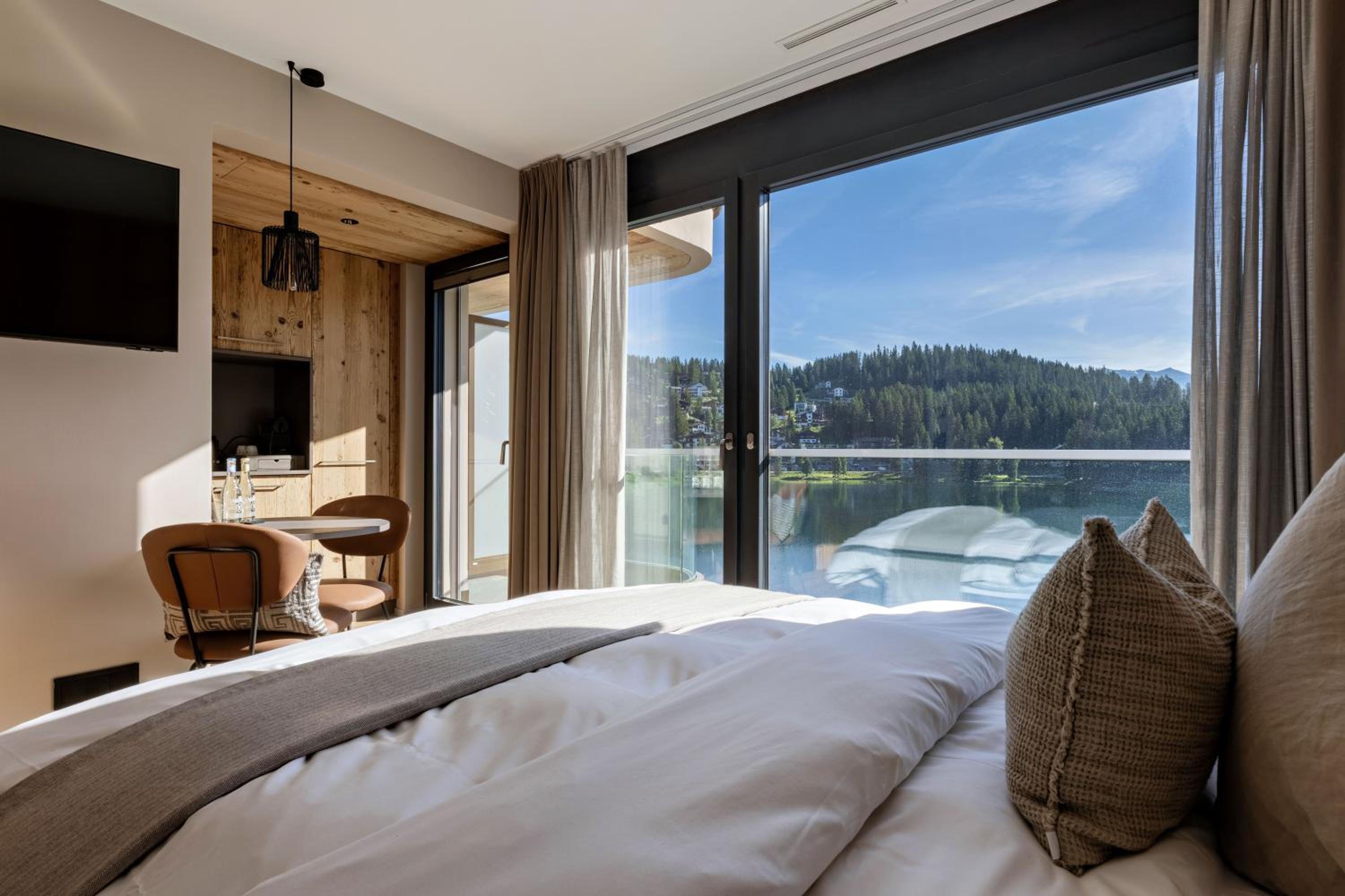 Lake View Deluxe Room photo 3