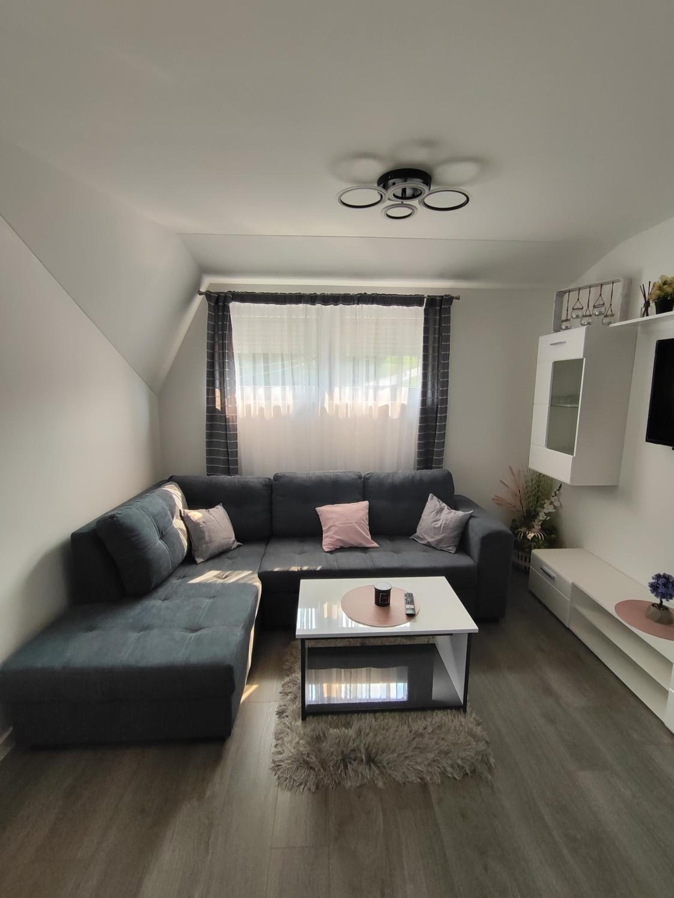 One-Bedroom Apartment with Balcony and Mountain View   photo 1