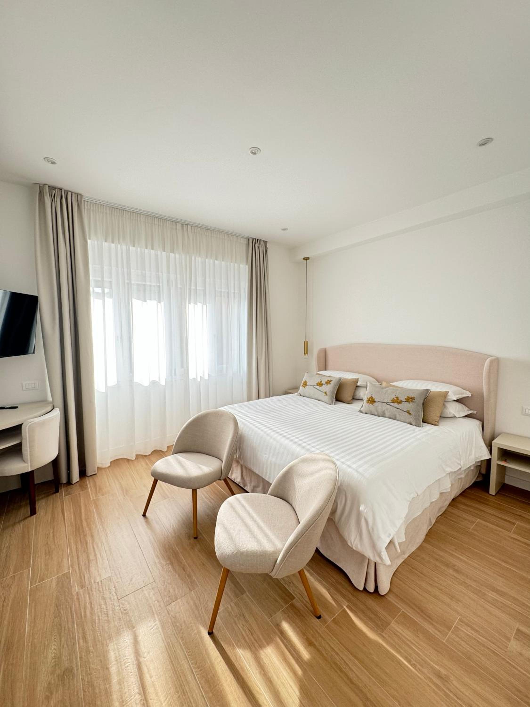 Deluxe King Suite photo 2