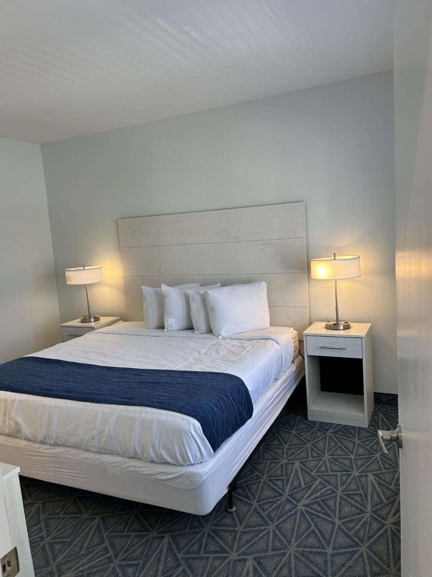 Deluxe Family Suite - Photo 8