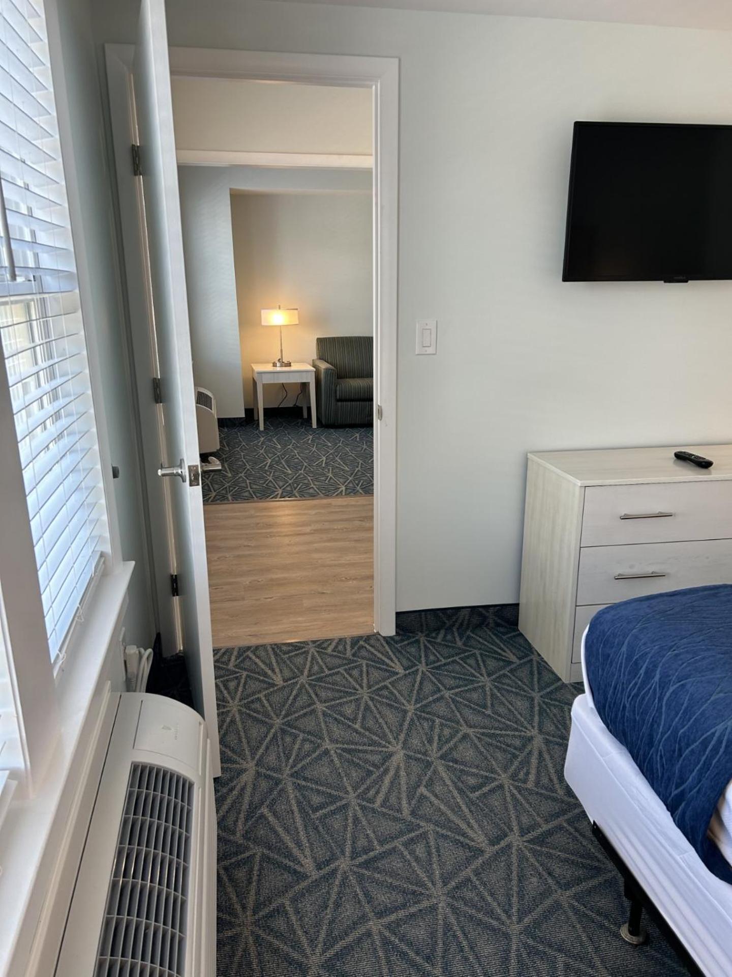 Deluxe Family Suite - Photo 2