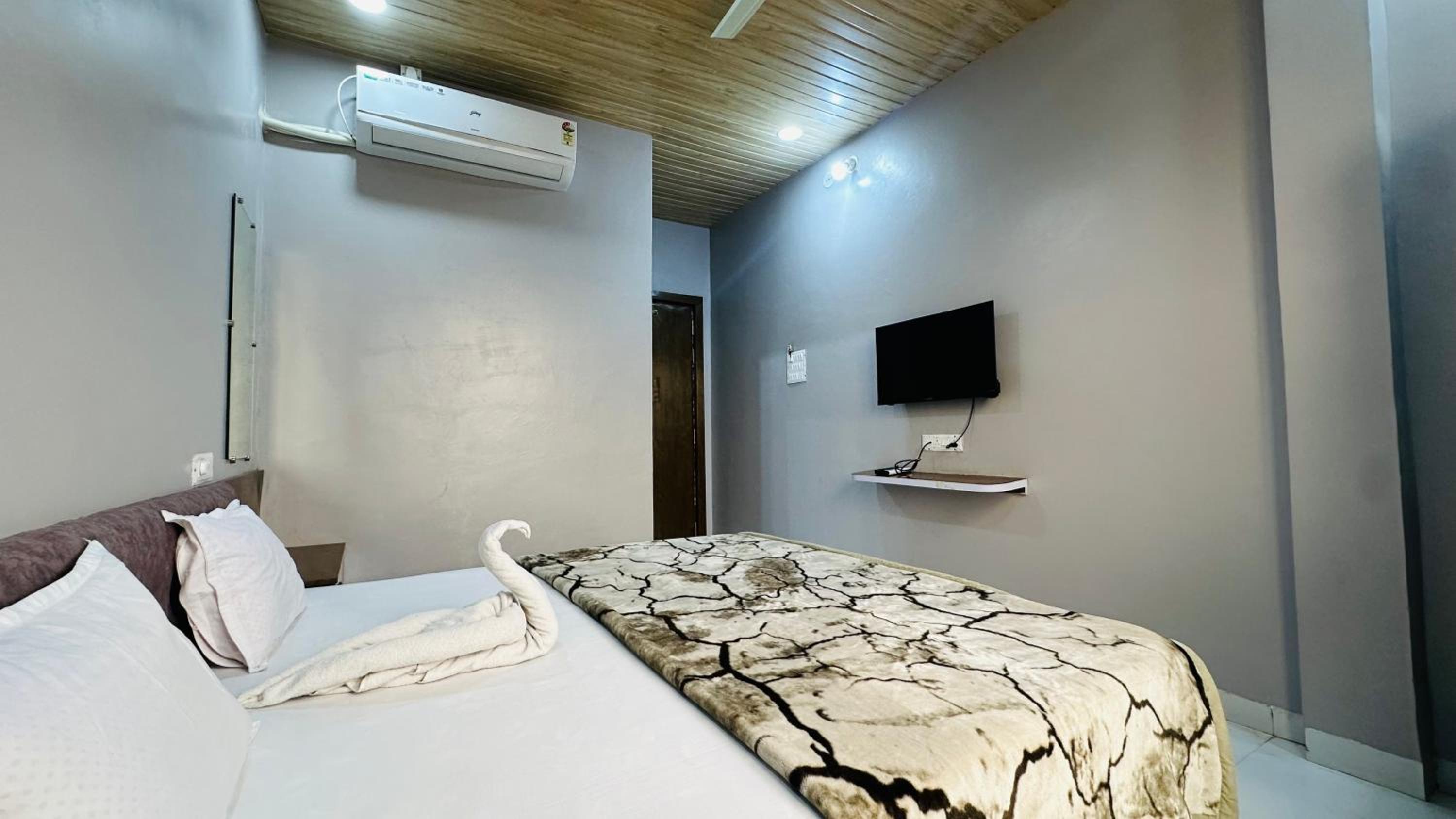 Deluxe Double Room (2 Adults + 1 Child) photo 3