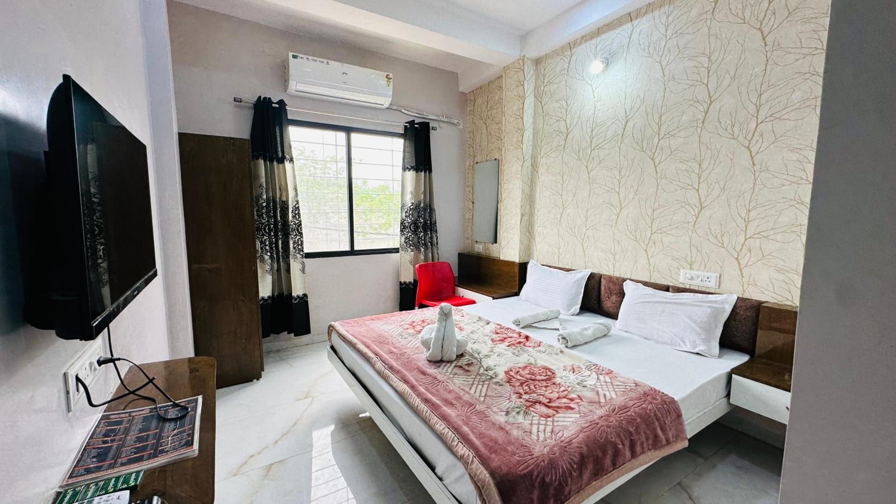 Deluxe Double Room (2 Adults + 1 Child) photo 2
