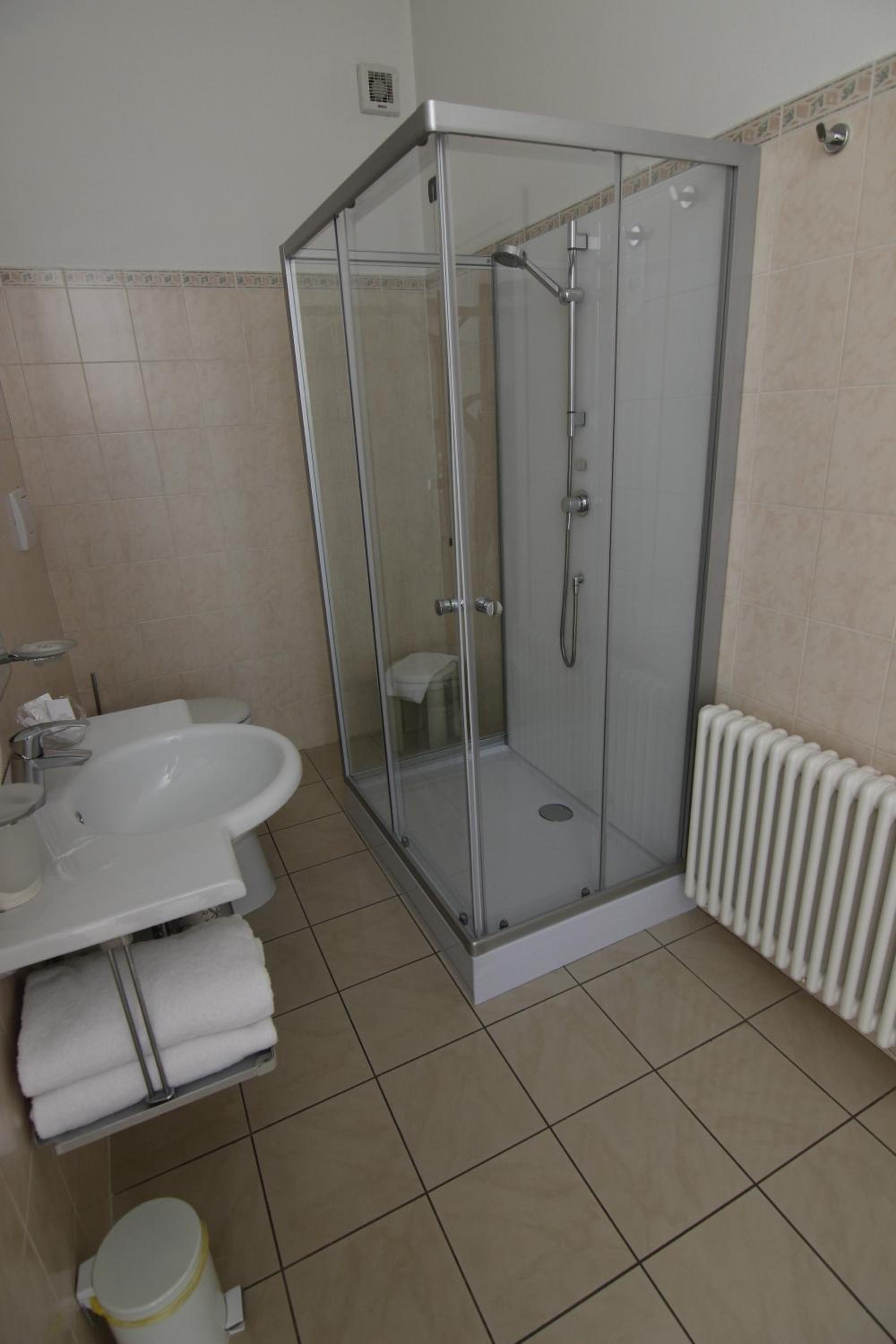 Large Double or Twin Room - Photo 5