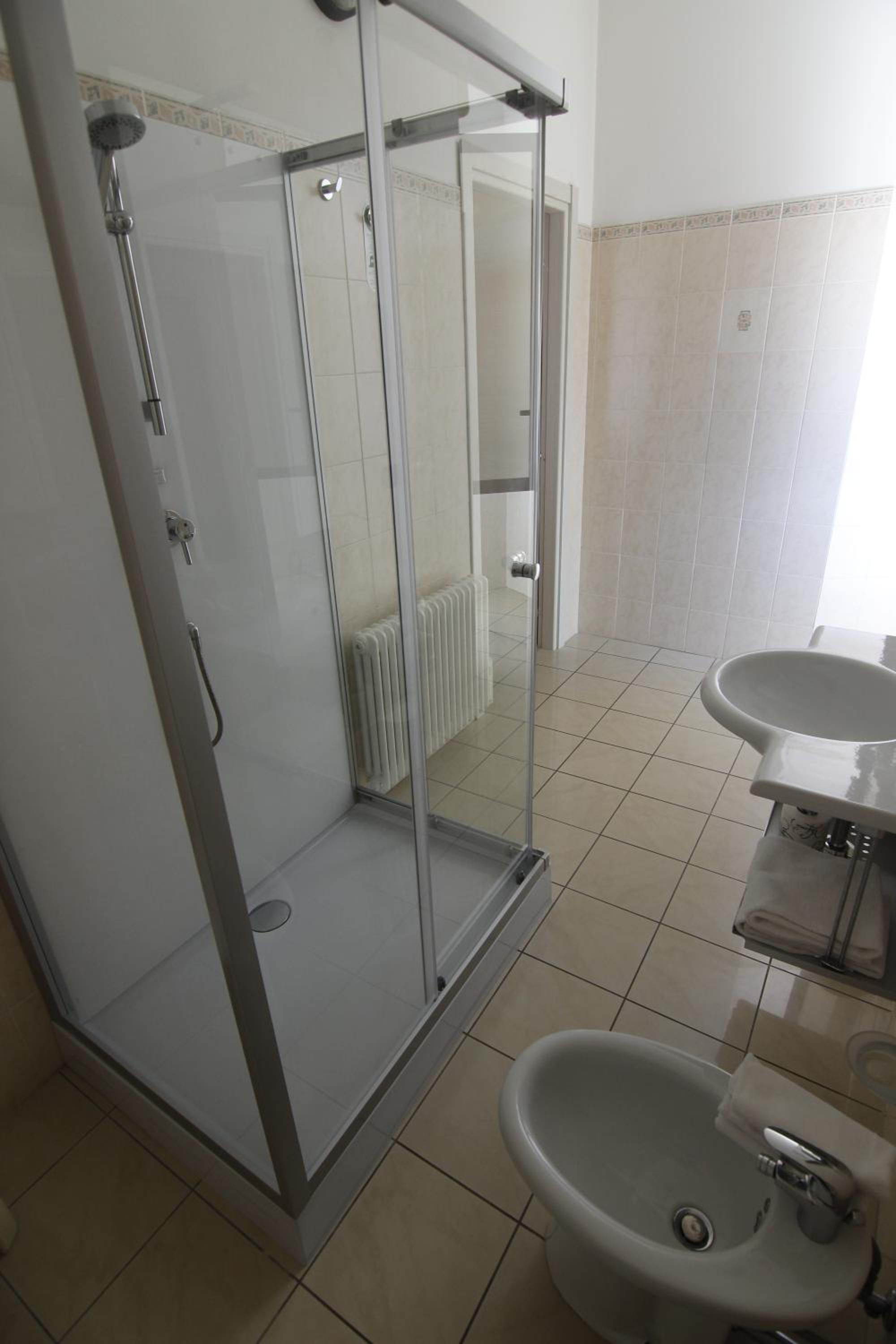 Large Double or Twin Room - Photo 4