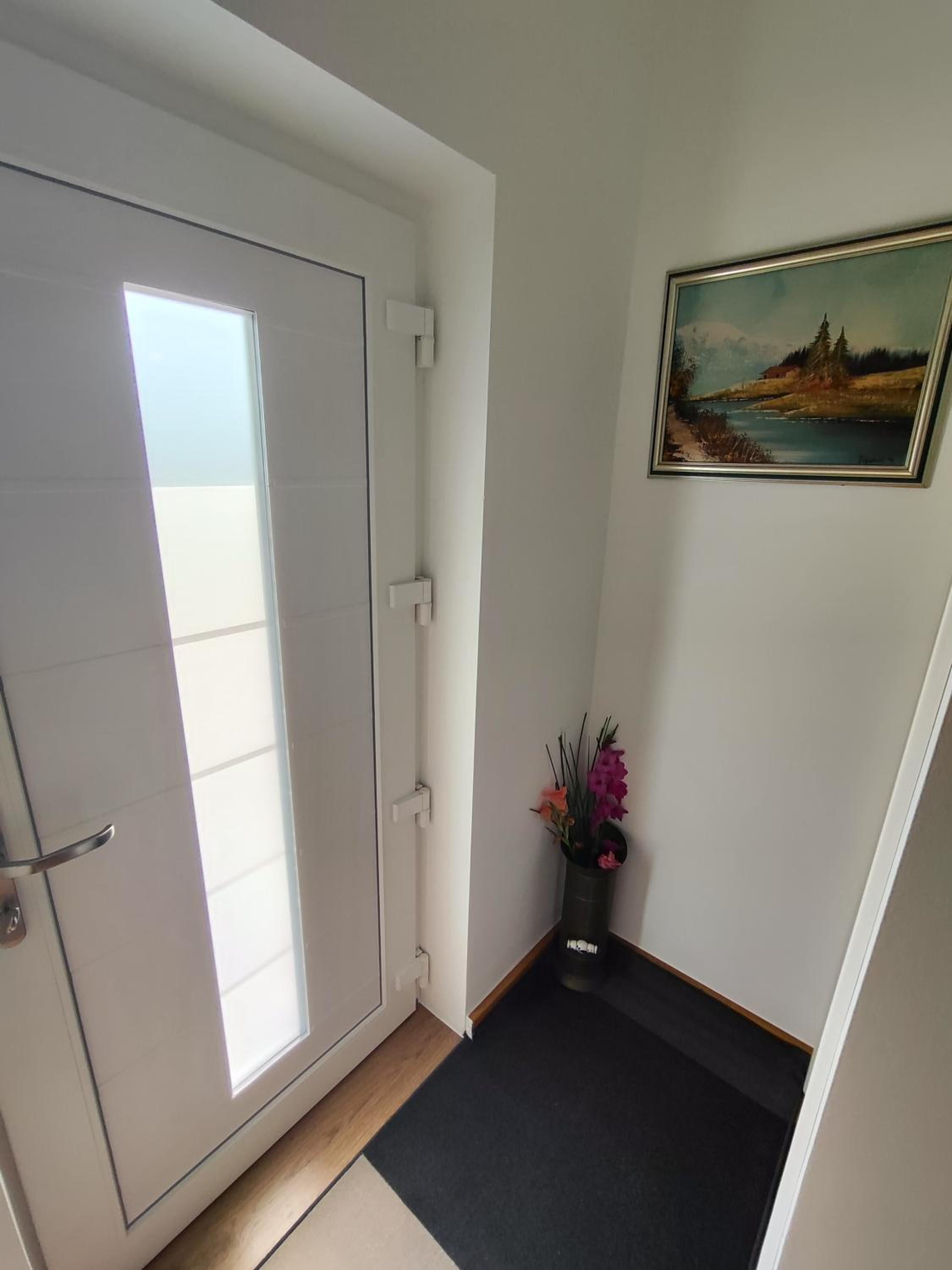 One-Bedroom Apartment with Balcony and Mountain View   photo 3