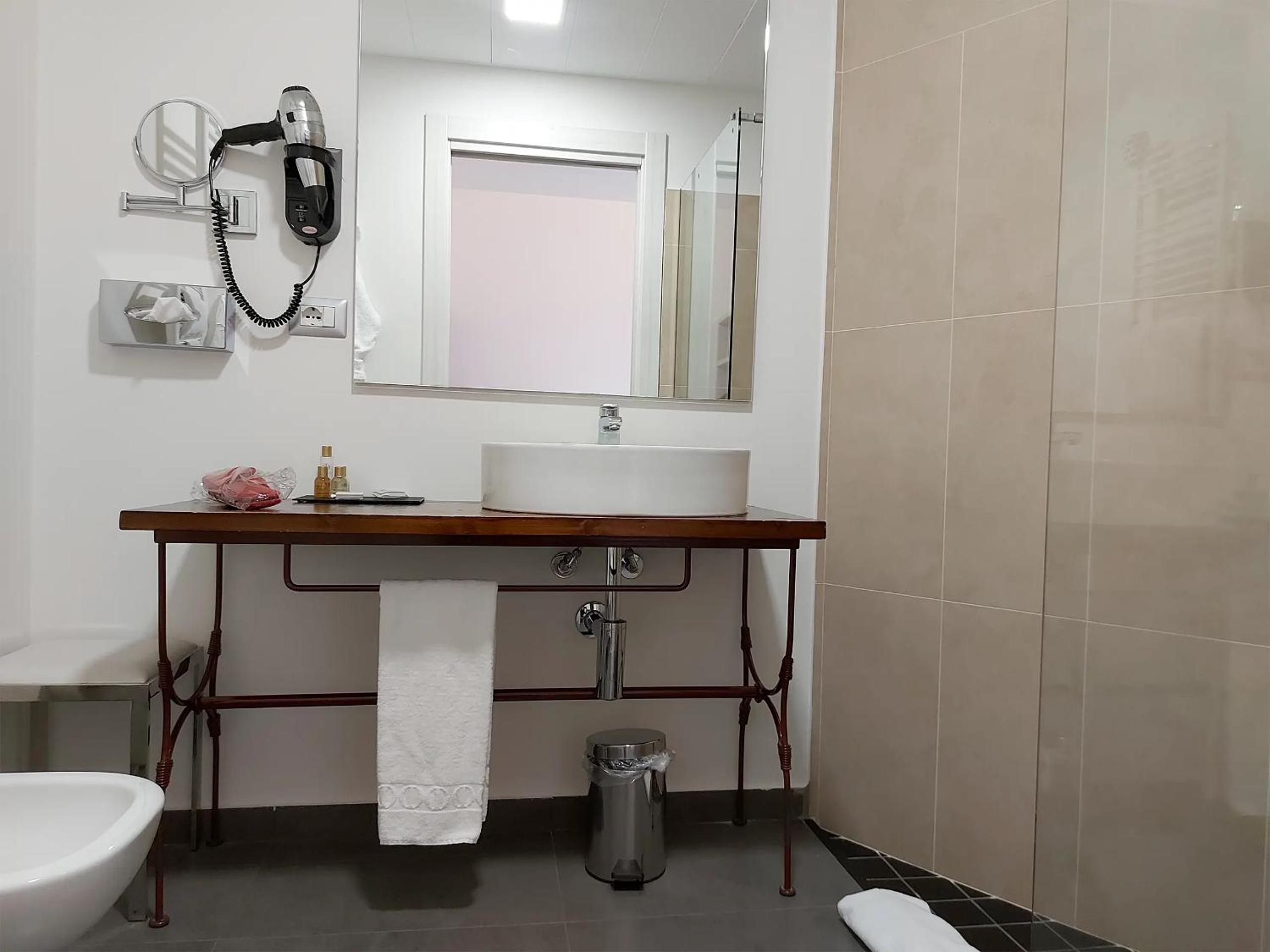 Standard Double or Twin Room photo 3