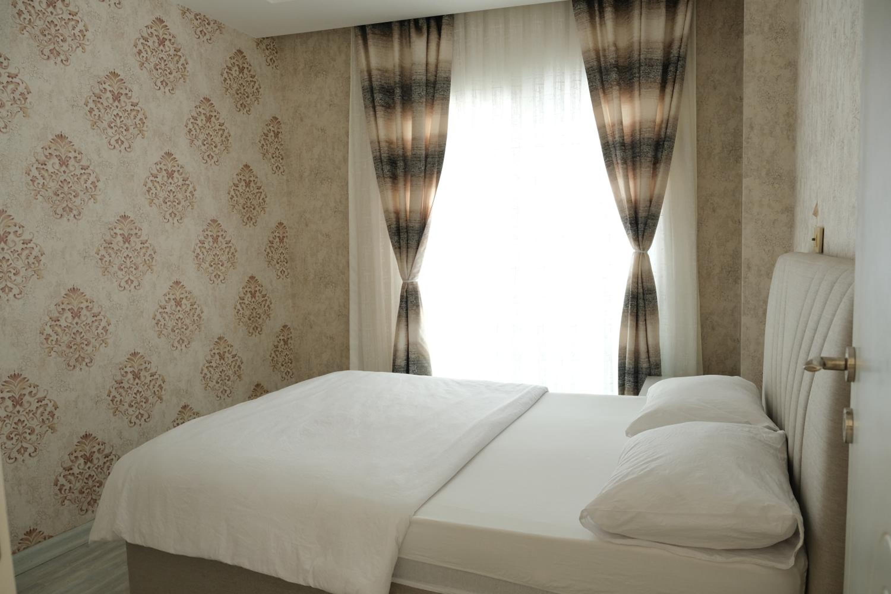 Deluxe Double Room (2 Adults + 1 Child) photo 1