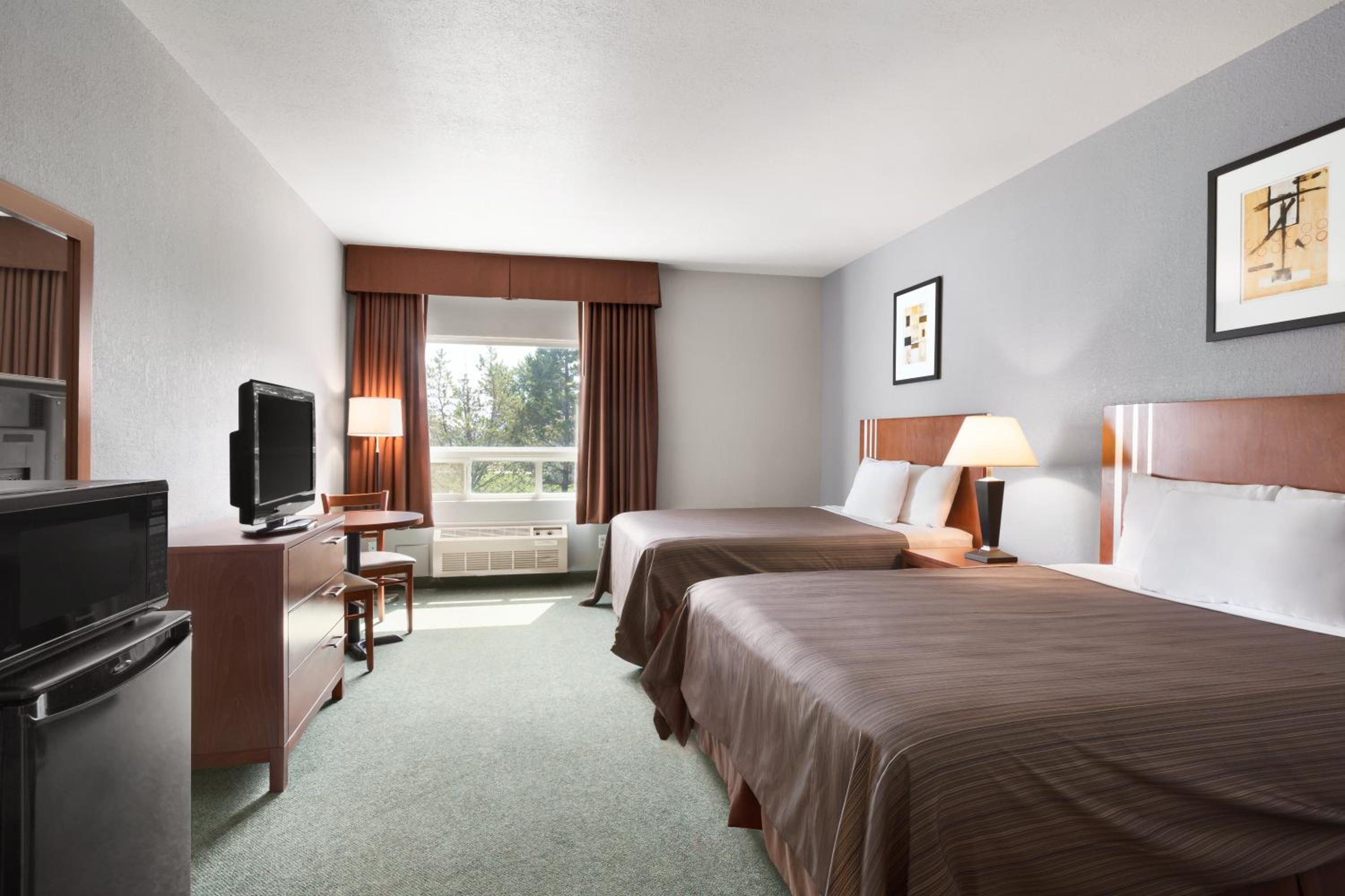 Deluxe Queen Room with Two Queen Beds - Disability Access- Smoking - Photo 1