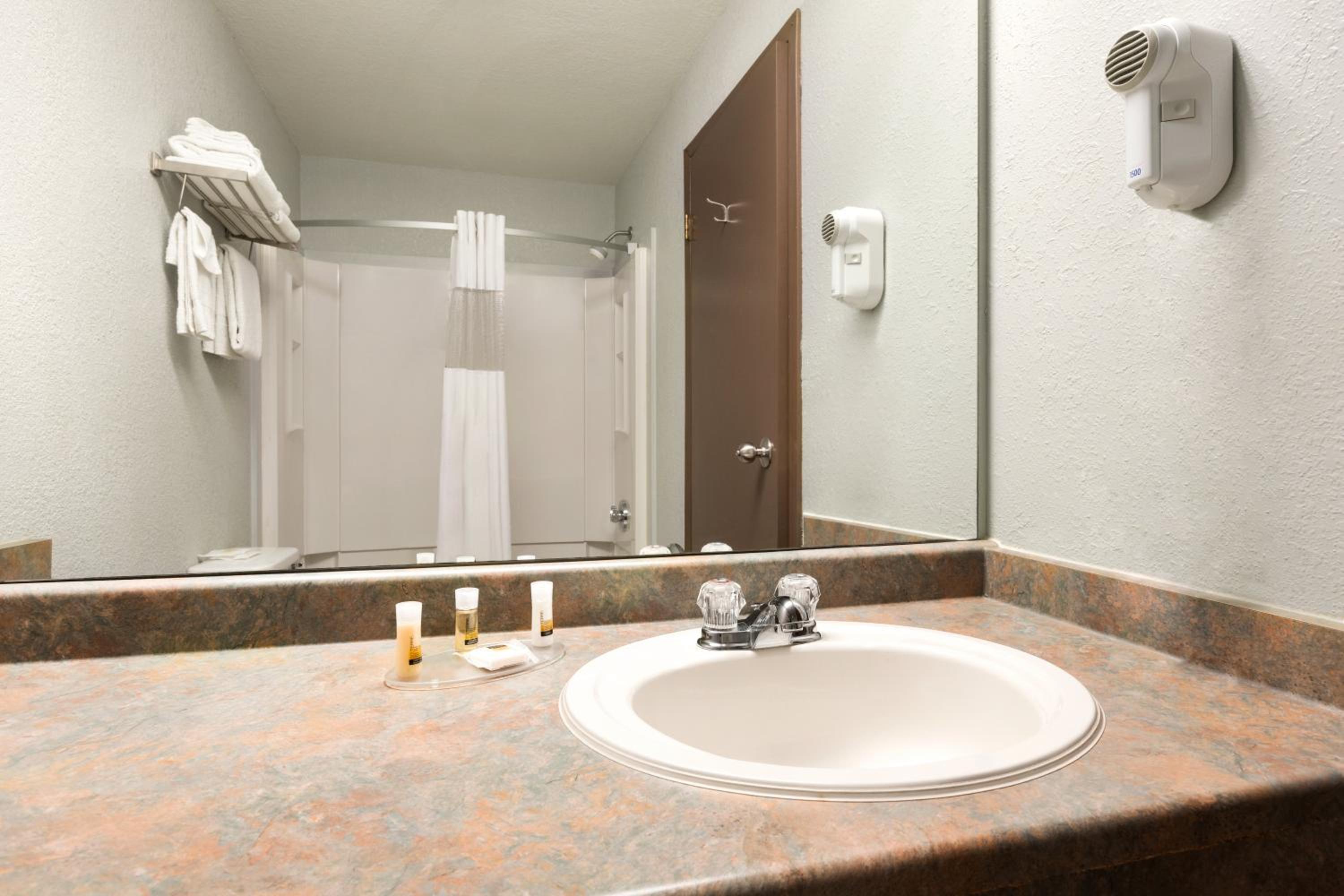 Deluxe Queen Room with Two Queen Beds - Disability Access- Smoking - Photo 2