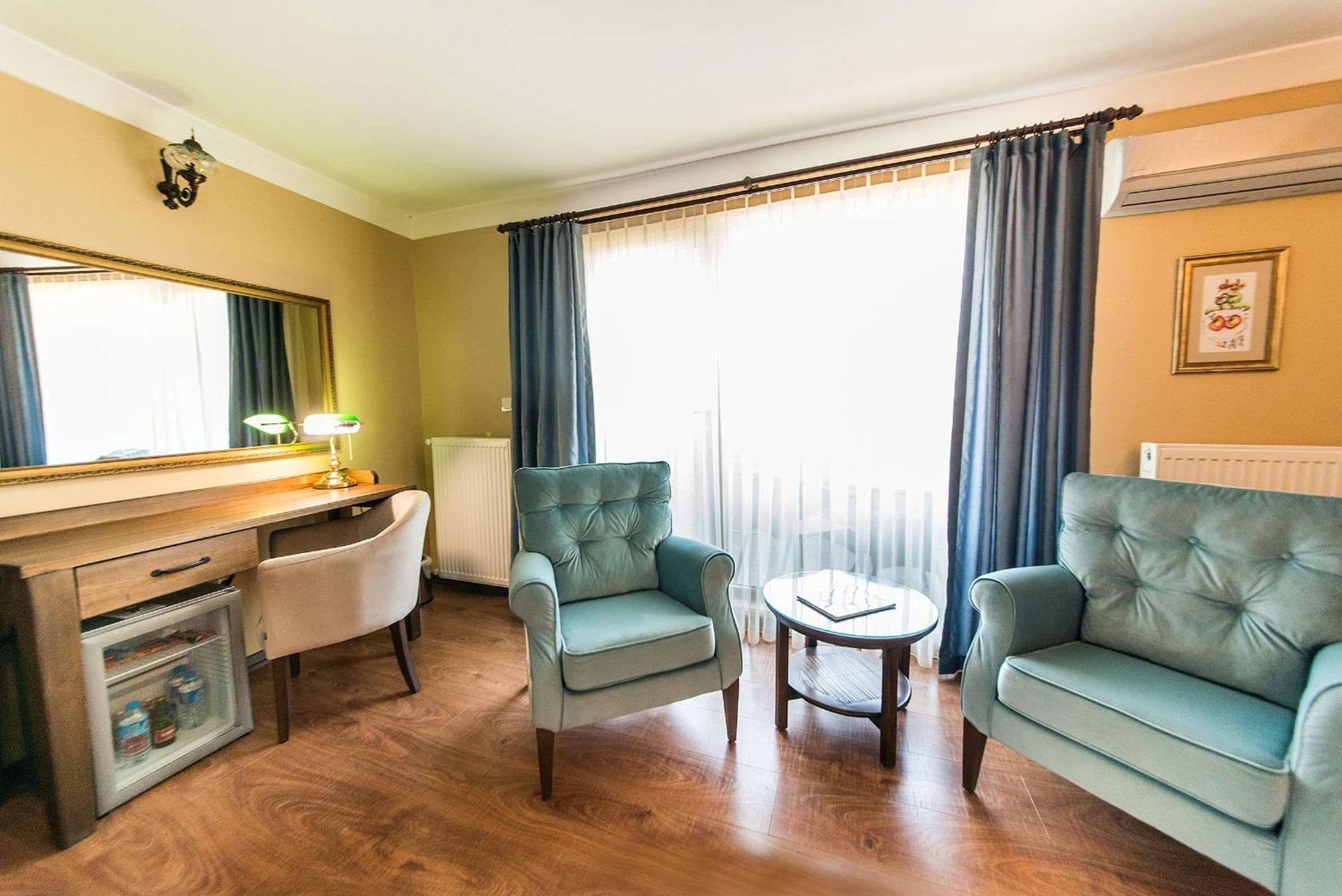 Junior Suite with Balcony - Photo 5