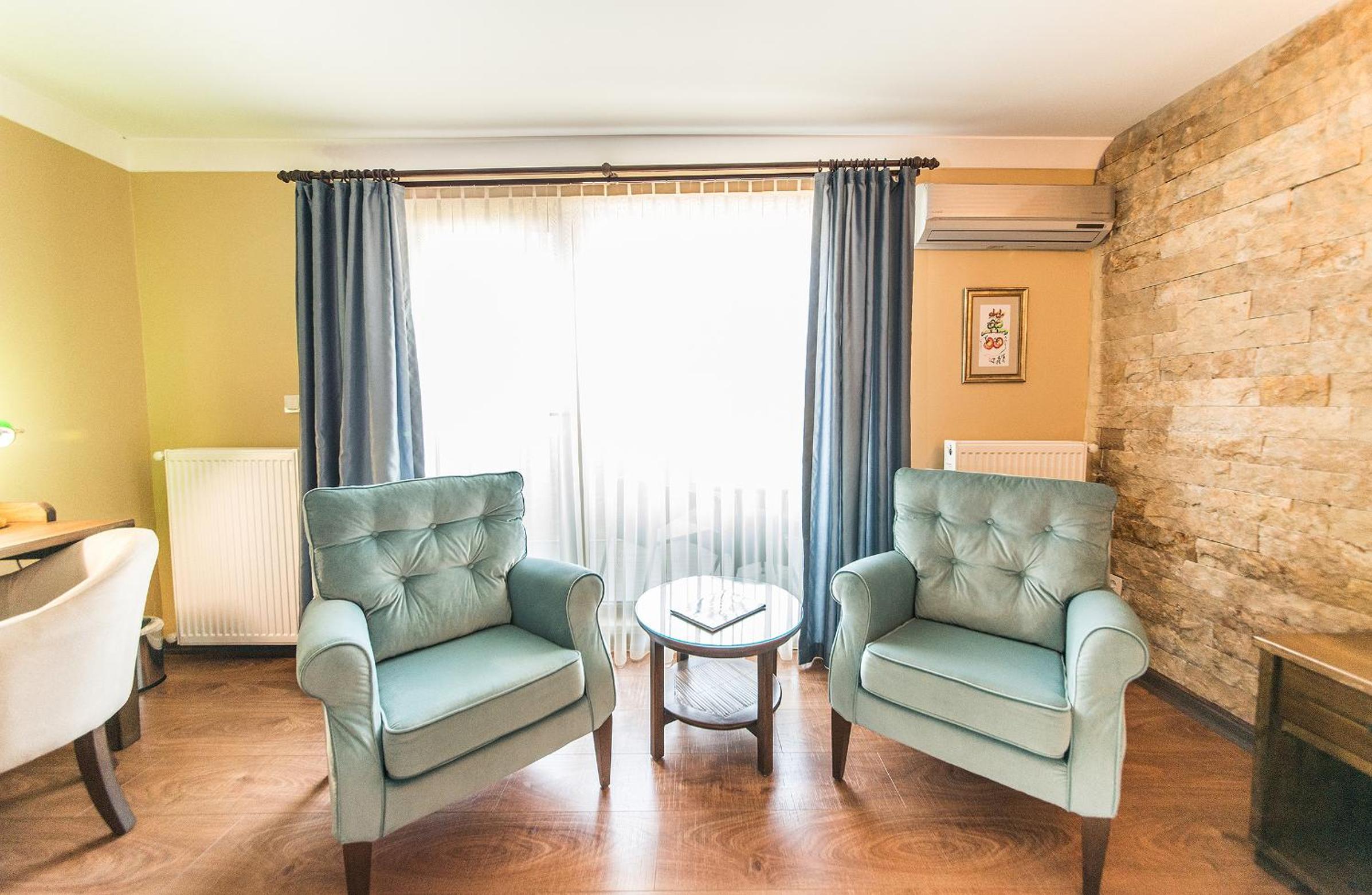 Junior Suite with Balcony - Photo 4
