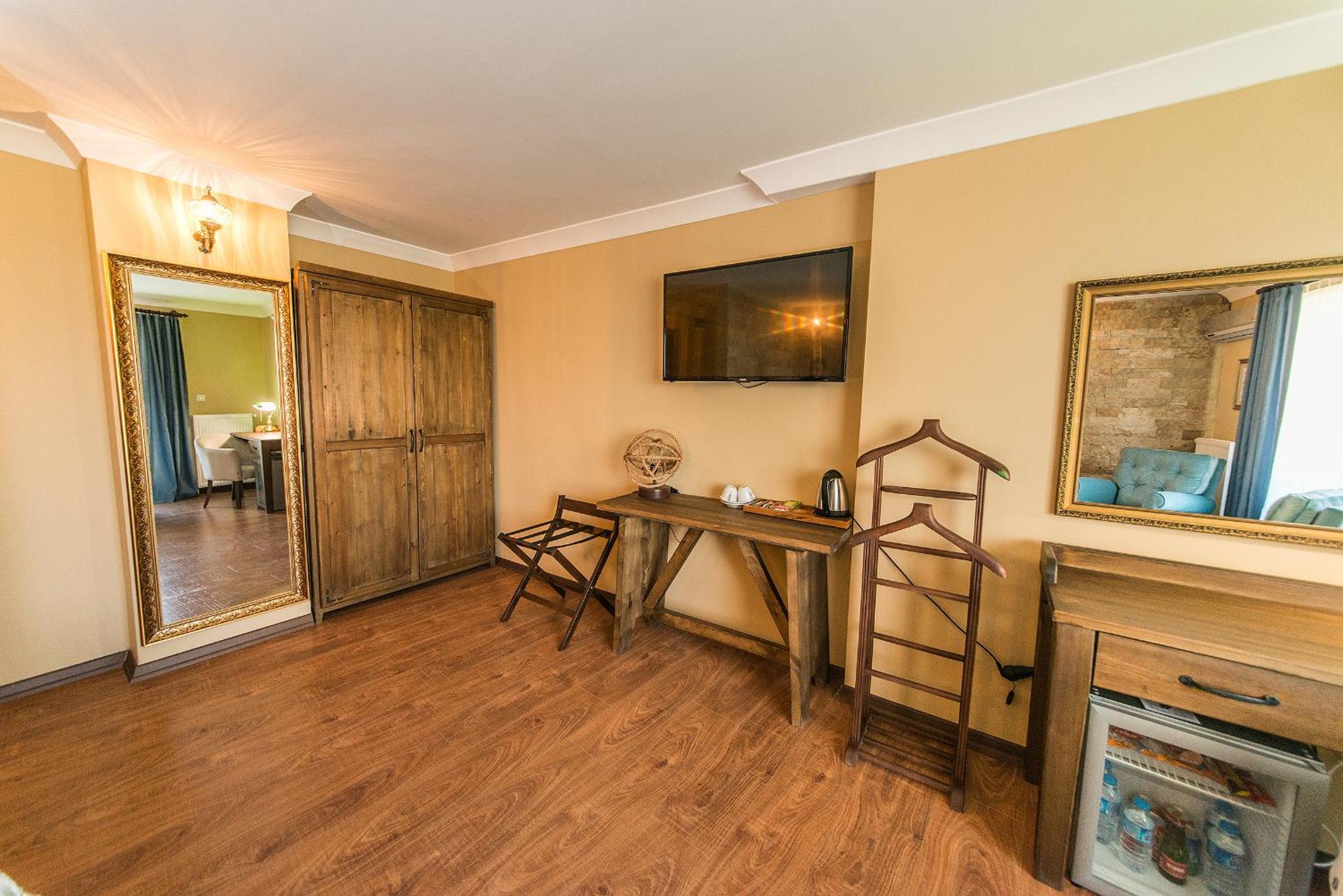 Junior Suite with Balcony - Photo 1