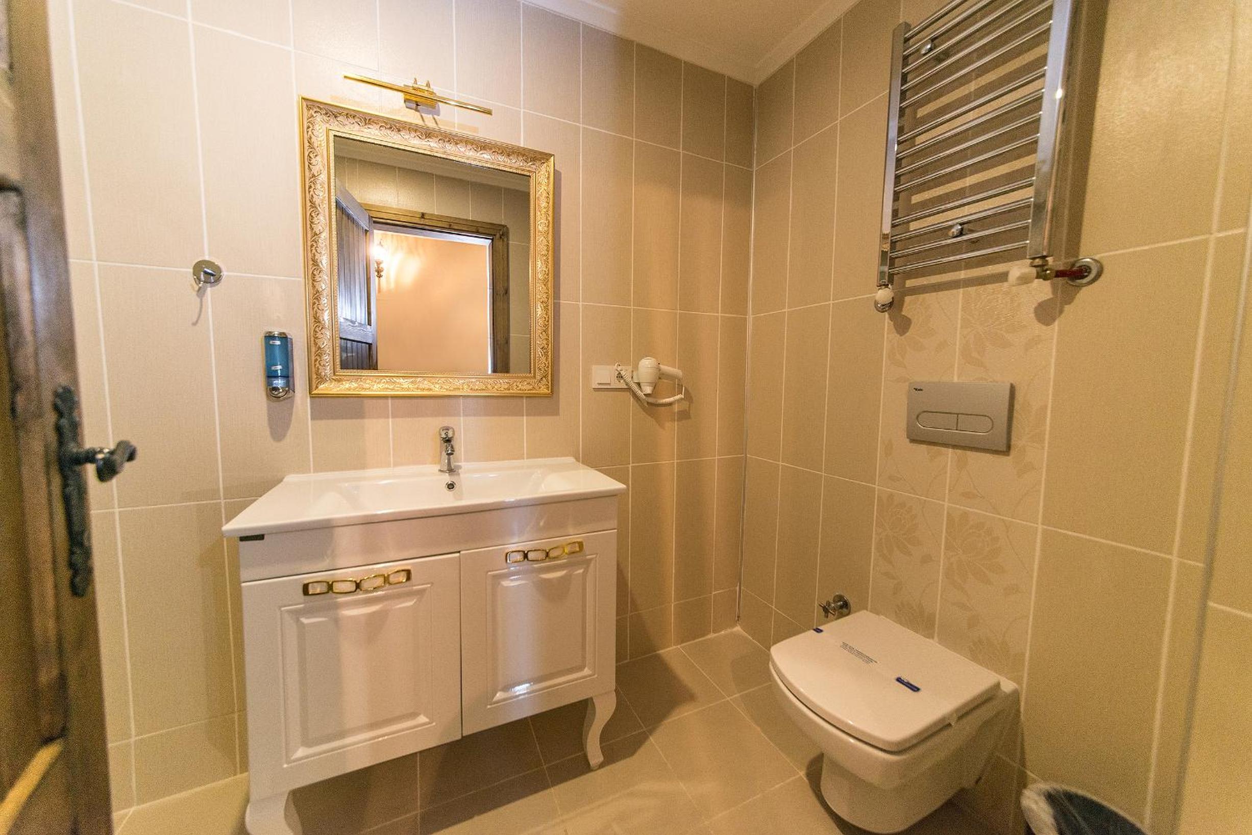 Junior Suite with Balcony - Photo 9