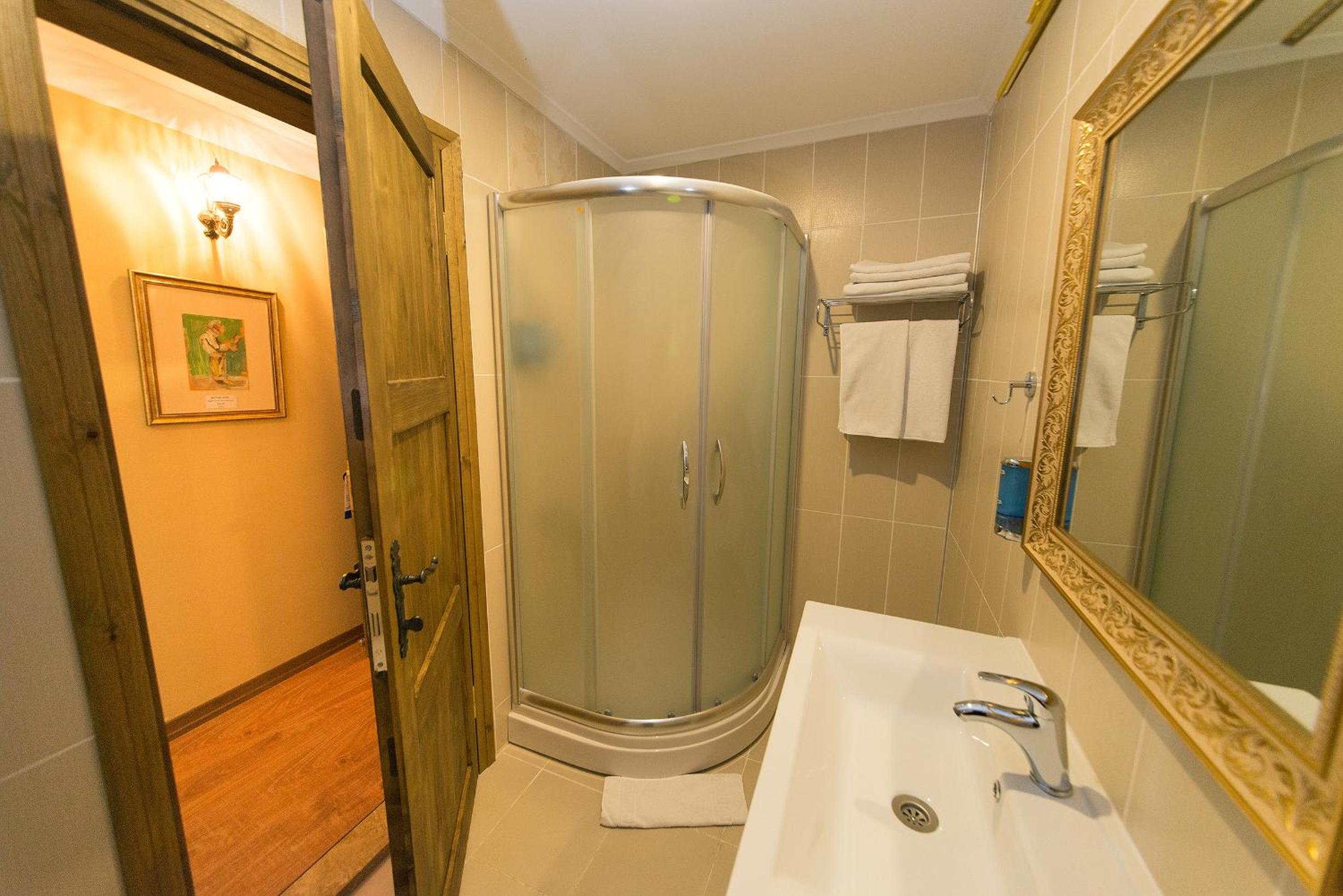 Junior Suite with Balcony - Photo 8