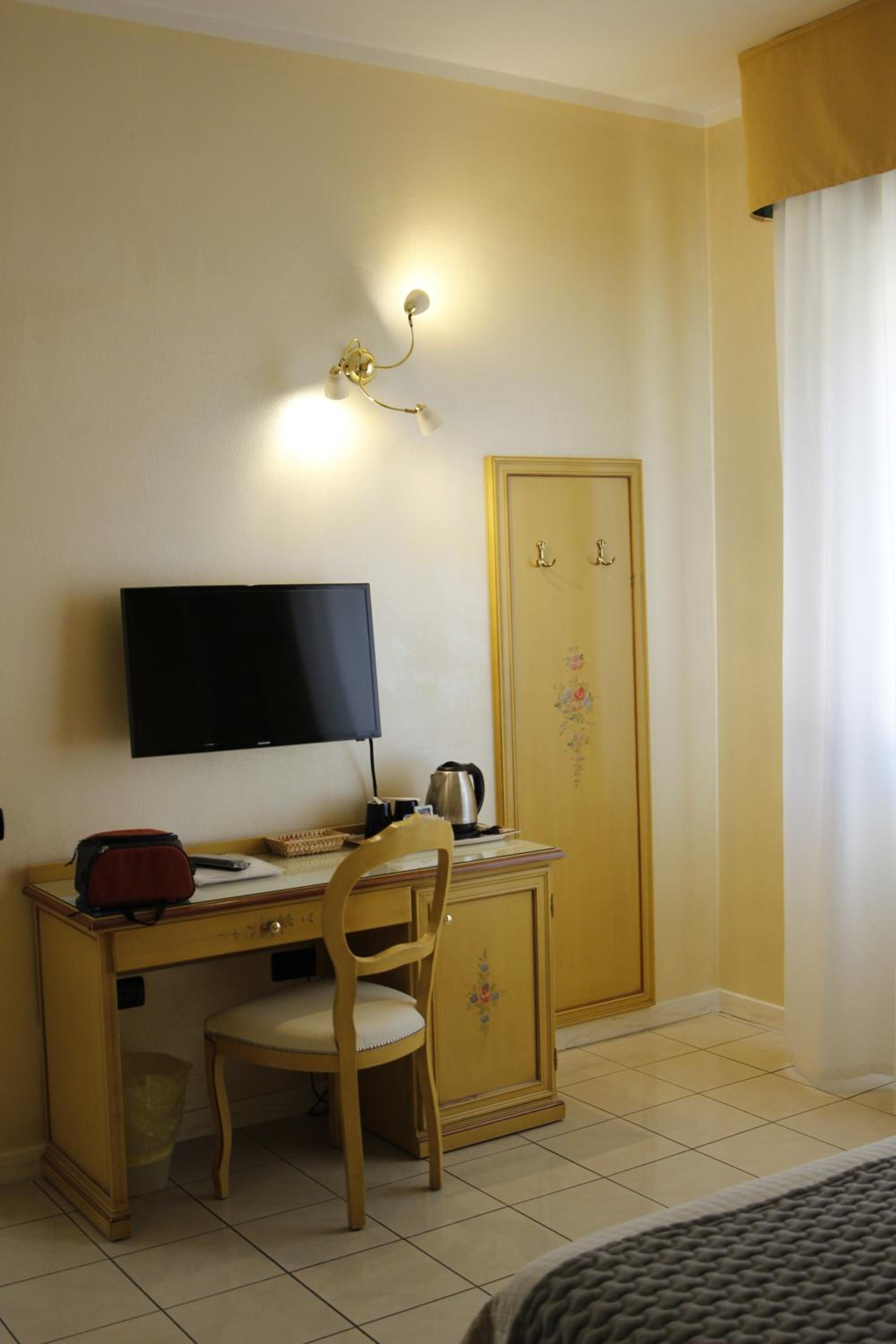 Deluxe Double or Twin Room - Photo 4