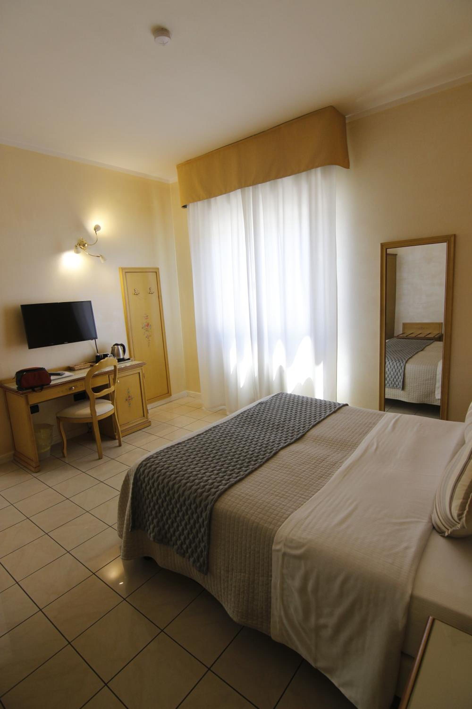 Large Double or Twin Room - Photo 2