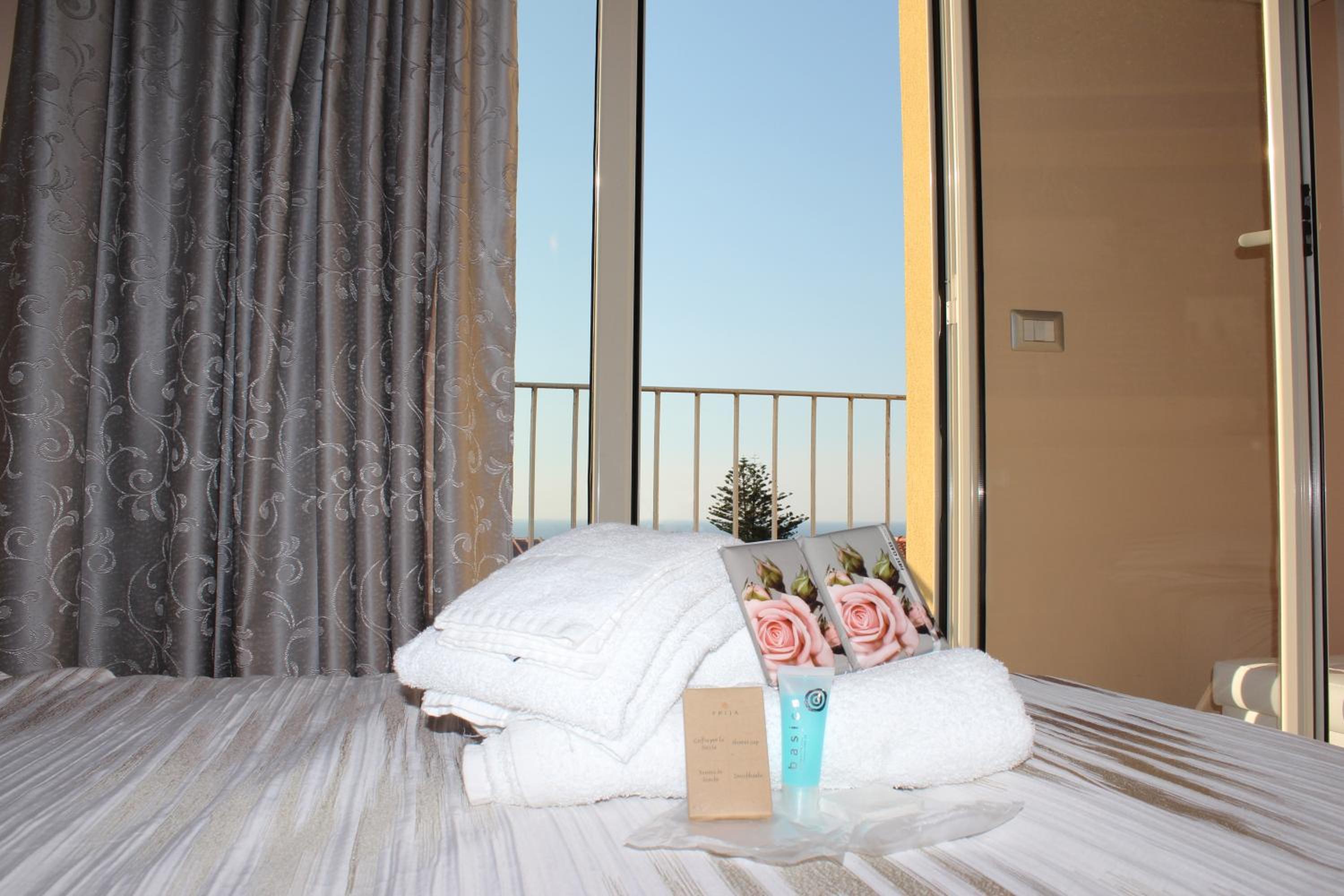 Double Room with Balcony - Photo 1