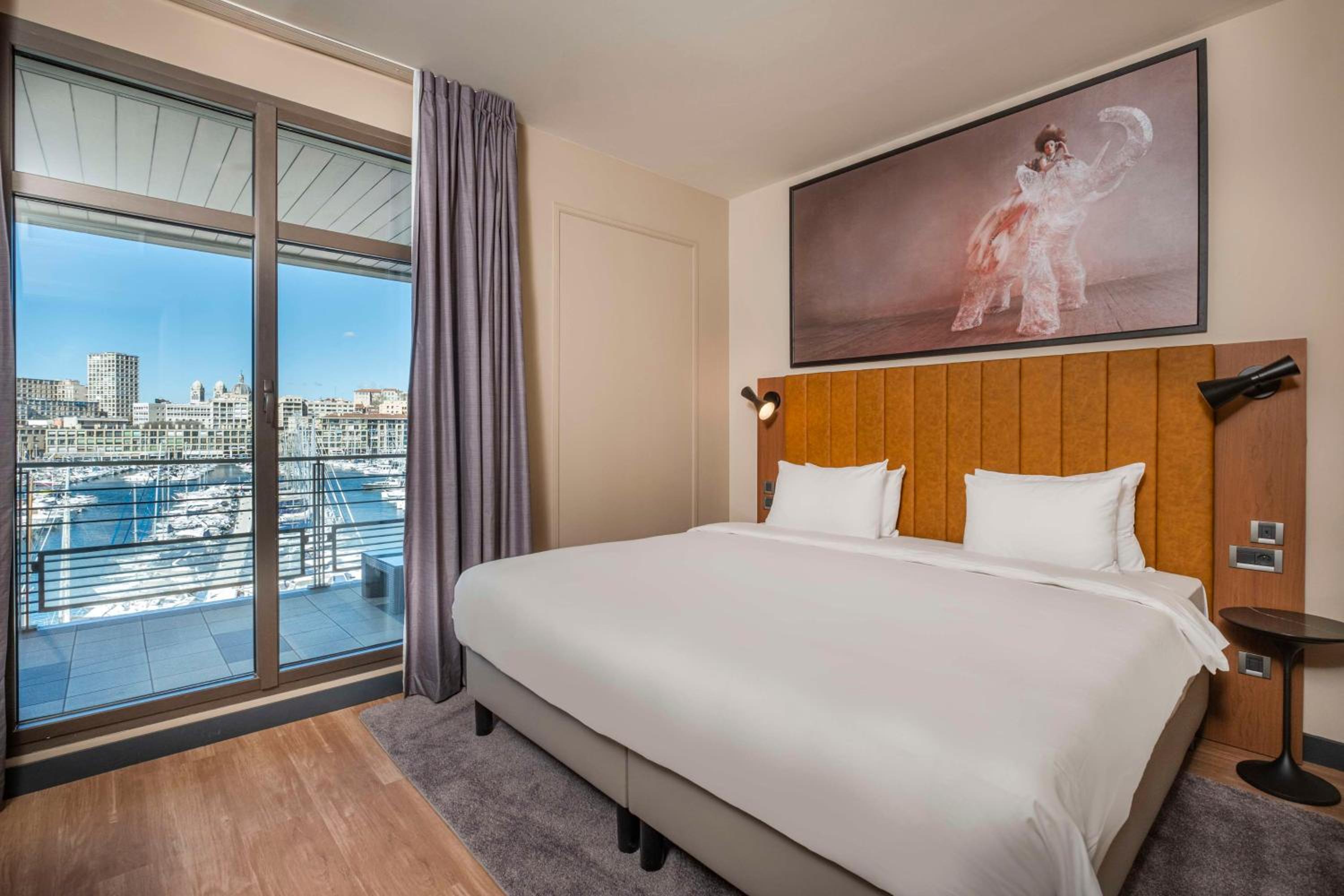 Suite with Terrace and Port View - Photo 10
