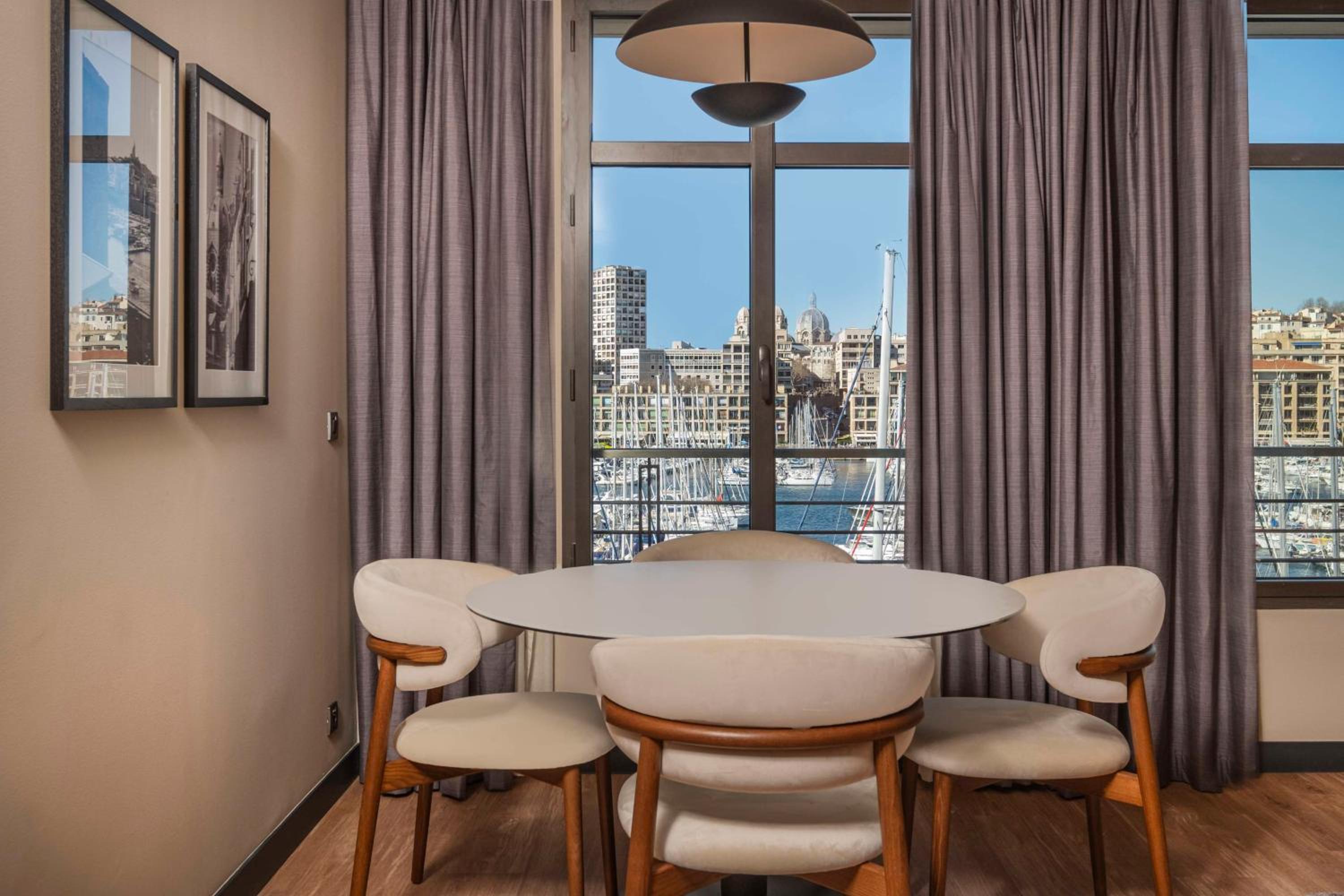Suite with Terrace and Port View - Photo 11
