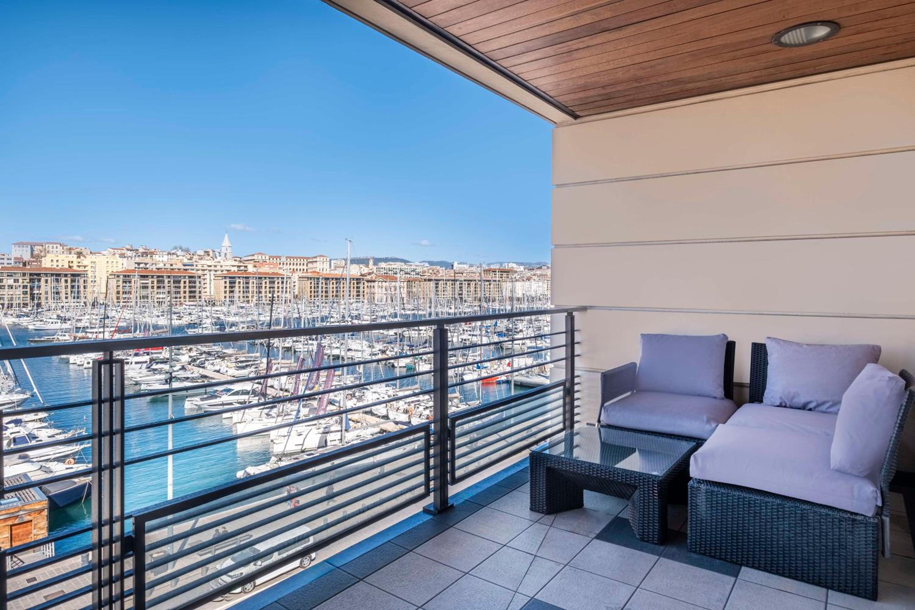 Suite with Terrace and Port View - Photo 8