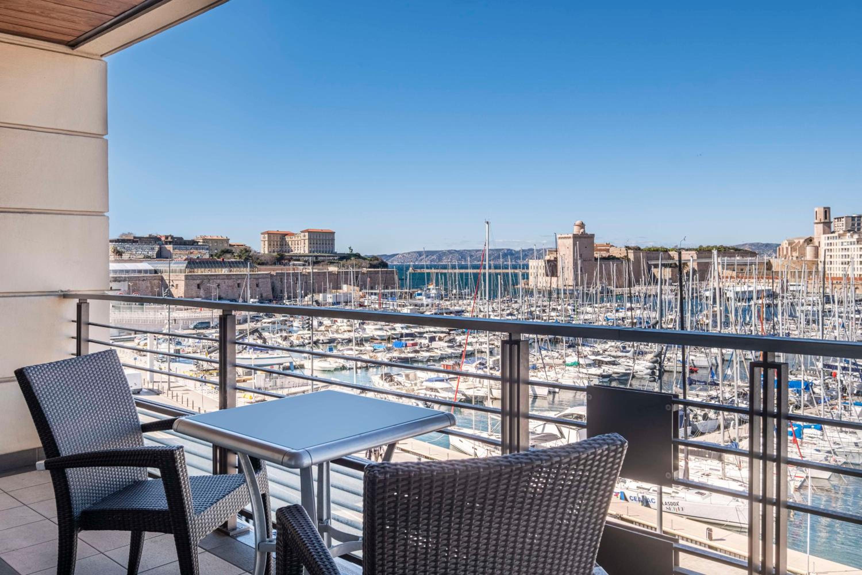 Suite with Terrace and Port View - Photo 9