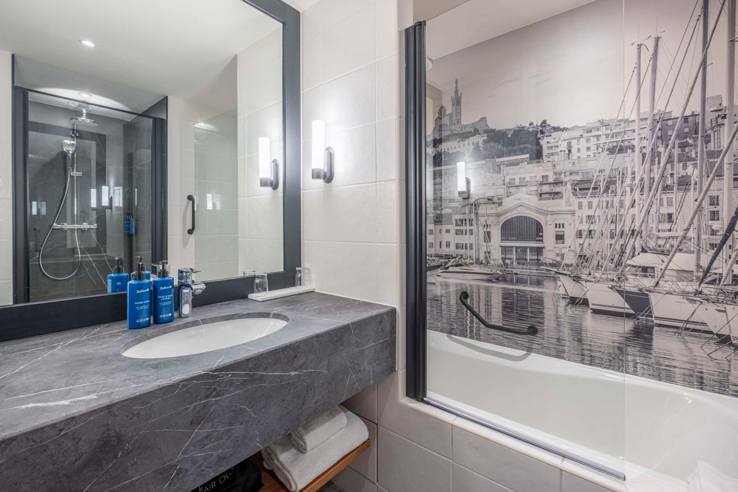Suite with Terrace and Port View - Photo 2