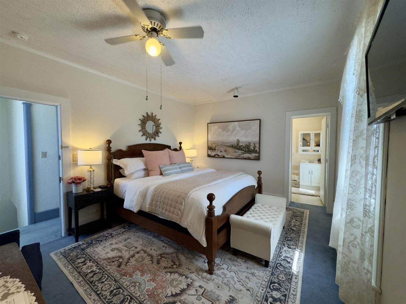 Deluxe King Room photo 1