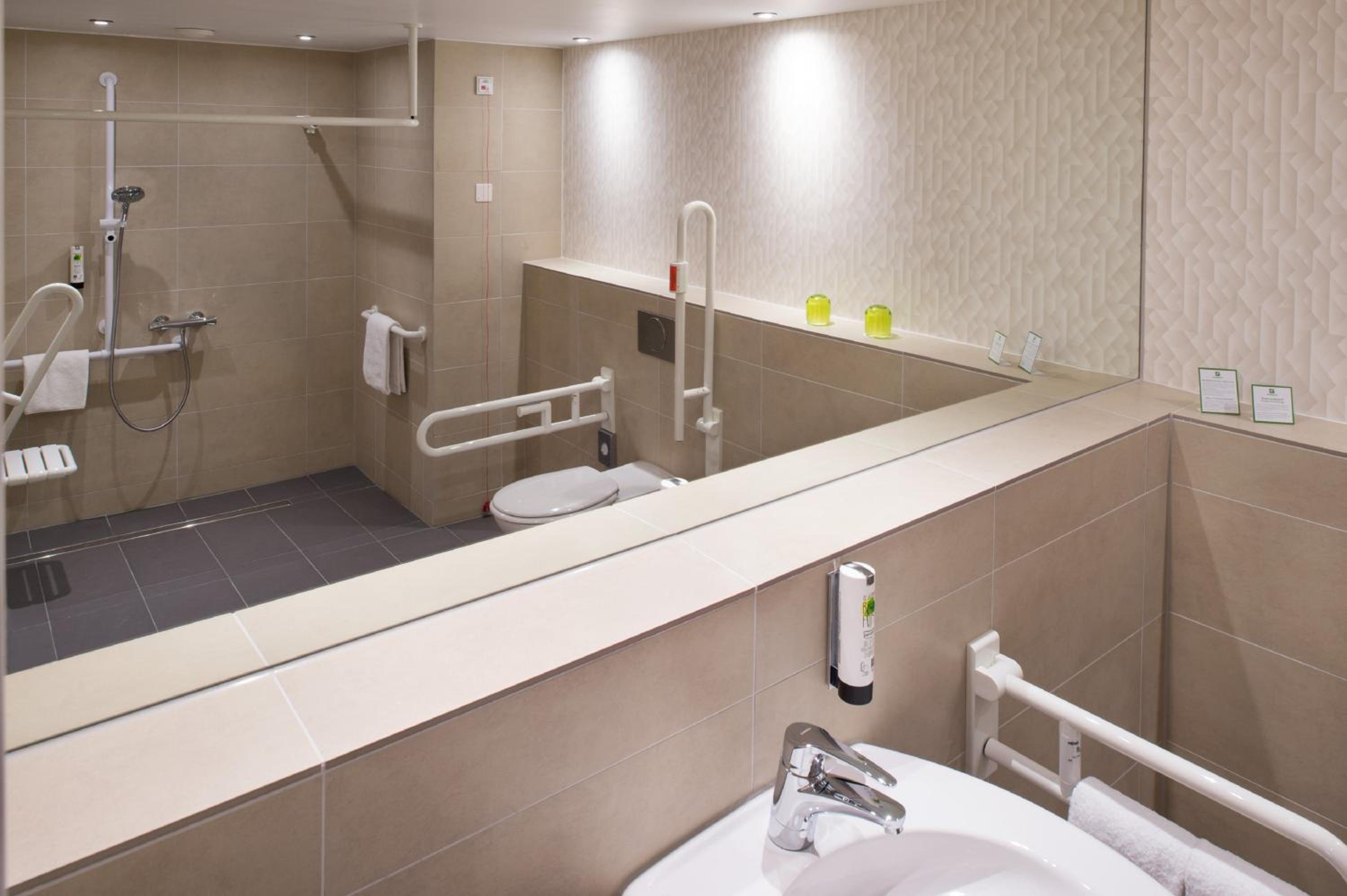 Standard Queen Room - Accessible photo 3