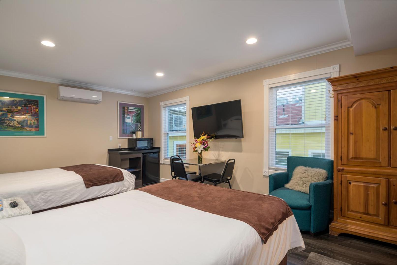 Queen Room with Two Queen Beds - Photo 2