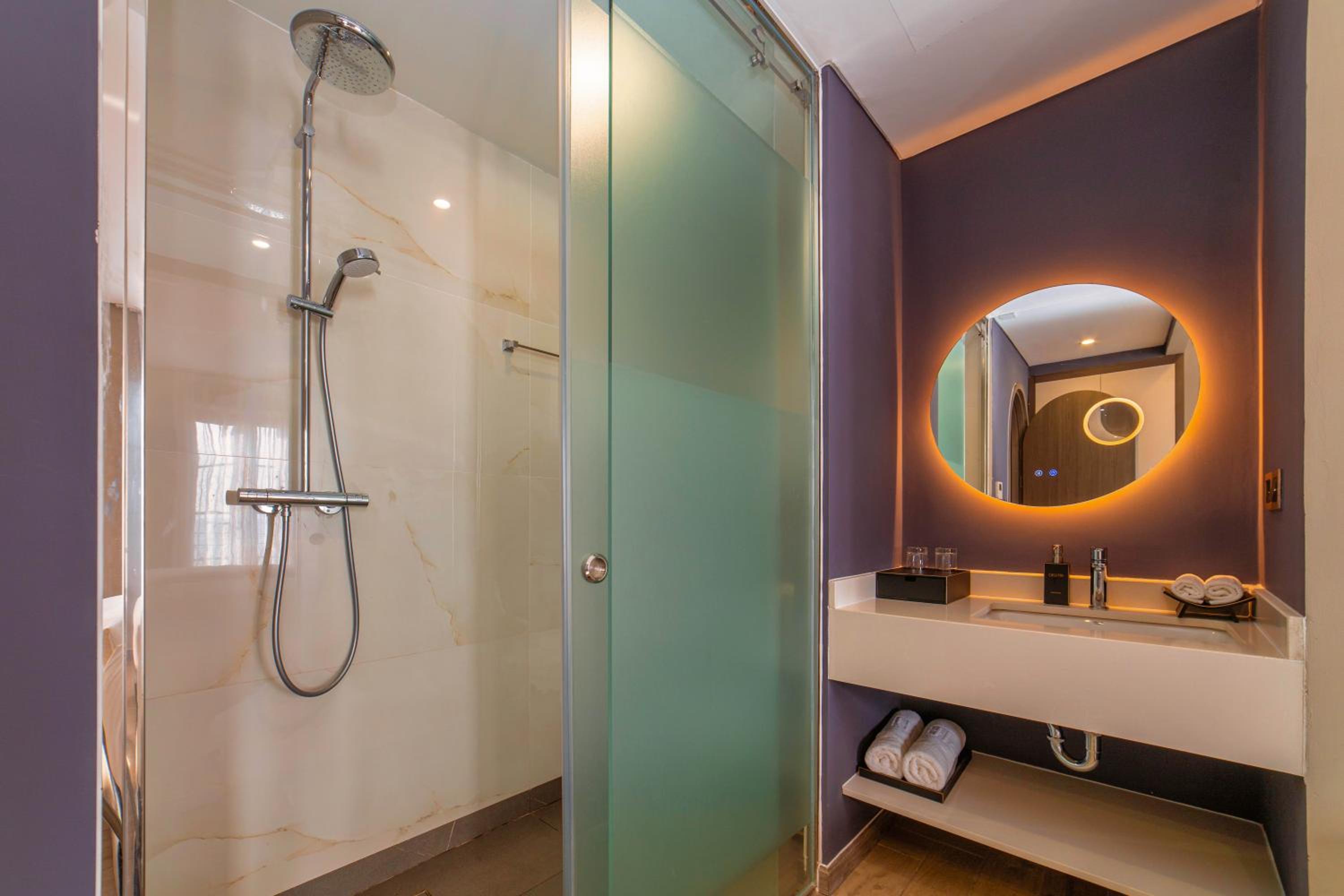 Deluxe Twin or Queen Room with Sea View photo 2
