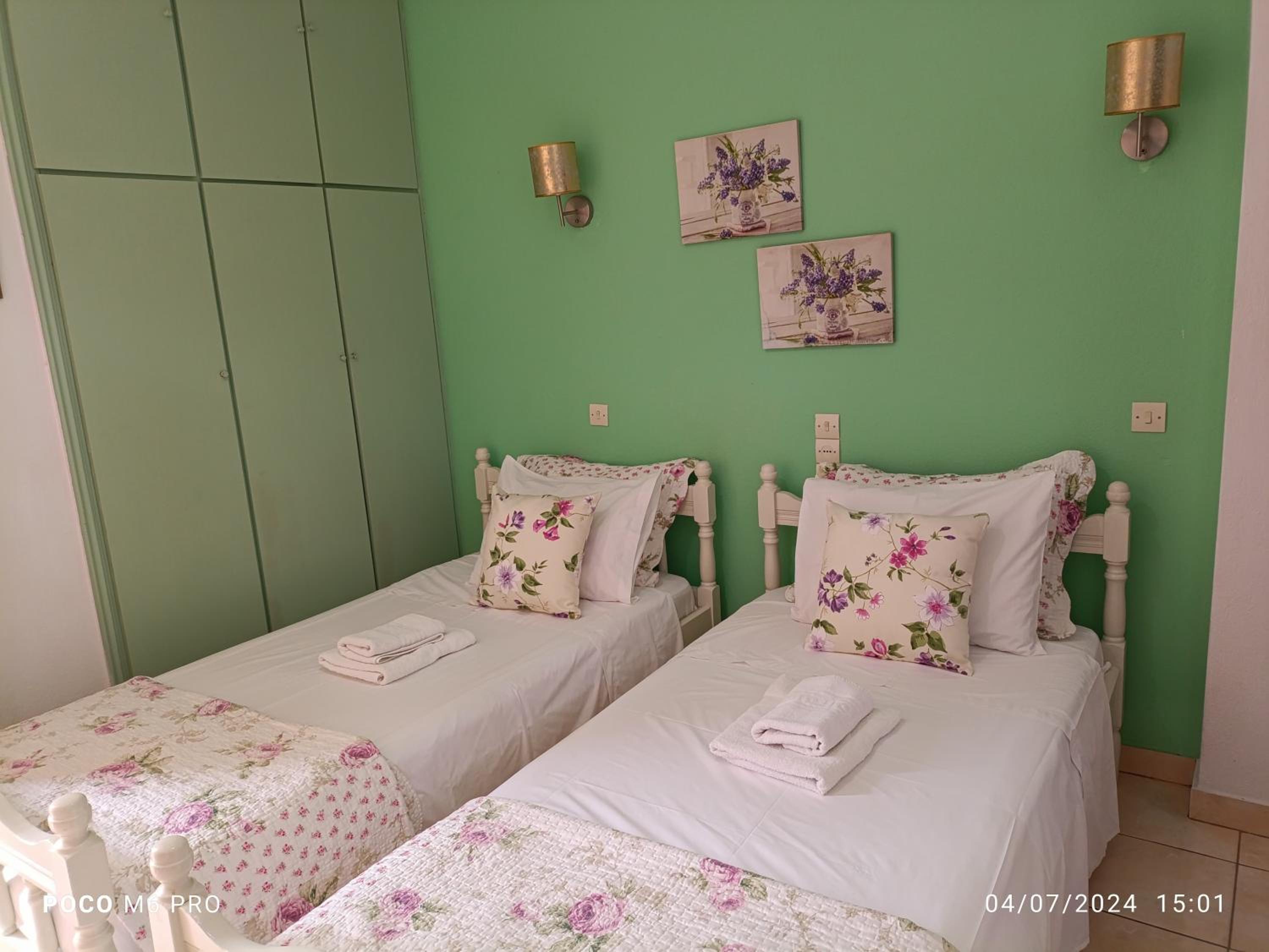 Economy Twin Room with Street View photo 1